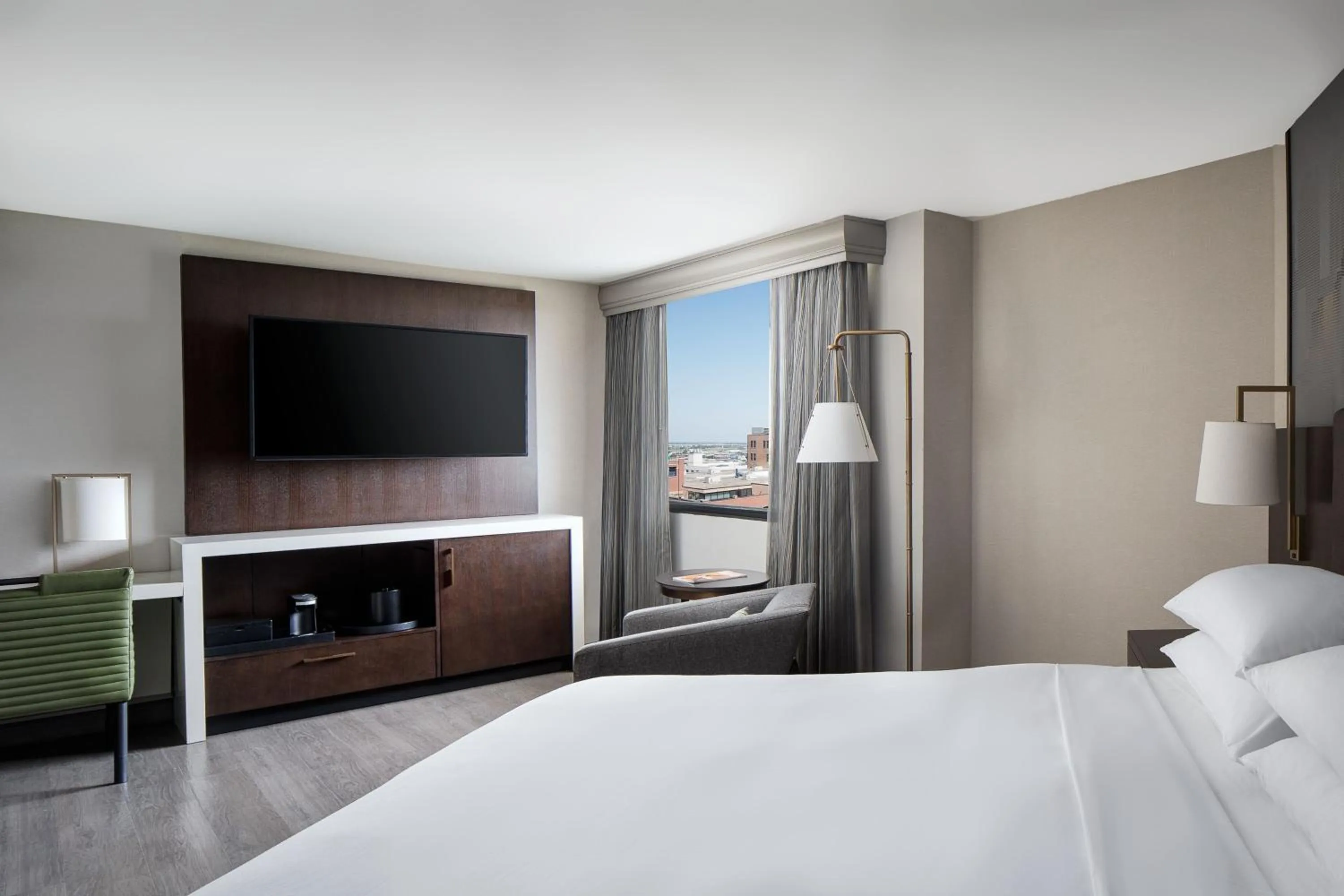Photo of the whole room, Bed in Dallas-Addison Marriott Quorum by the Galleria
