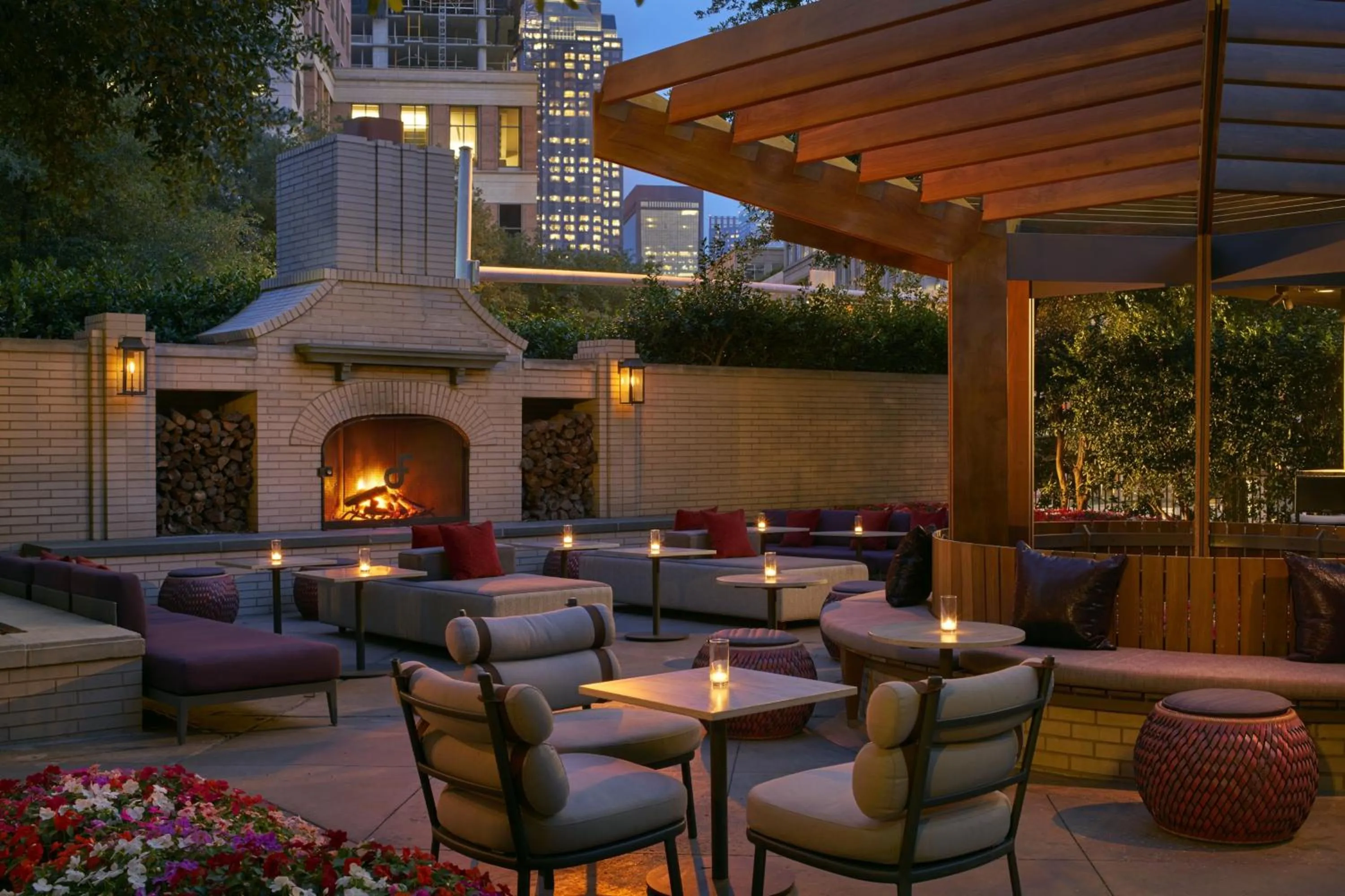Lounge or bar in The Ritz-Carlton, Dallas