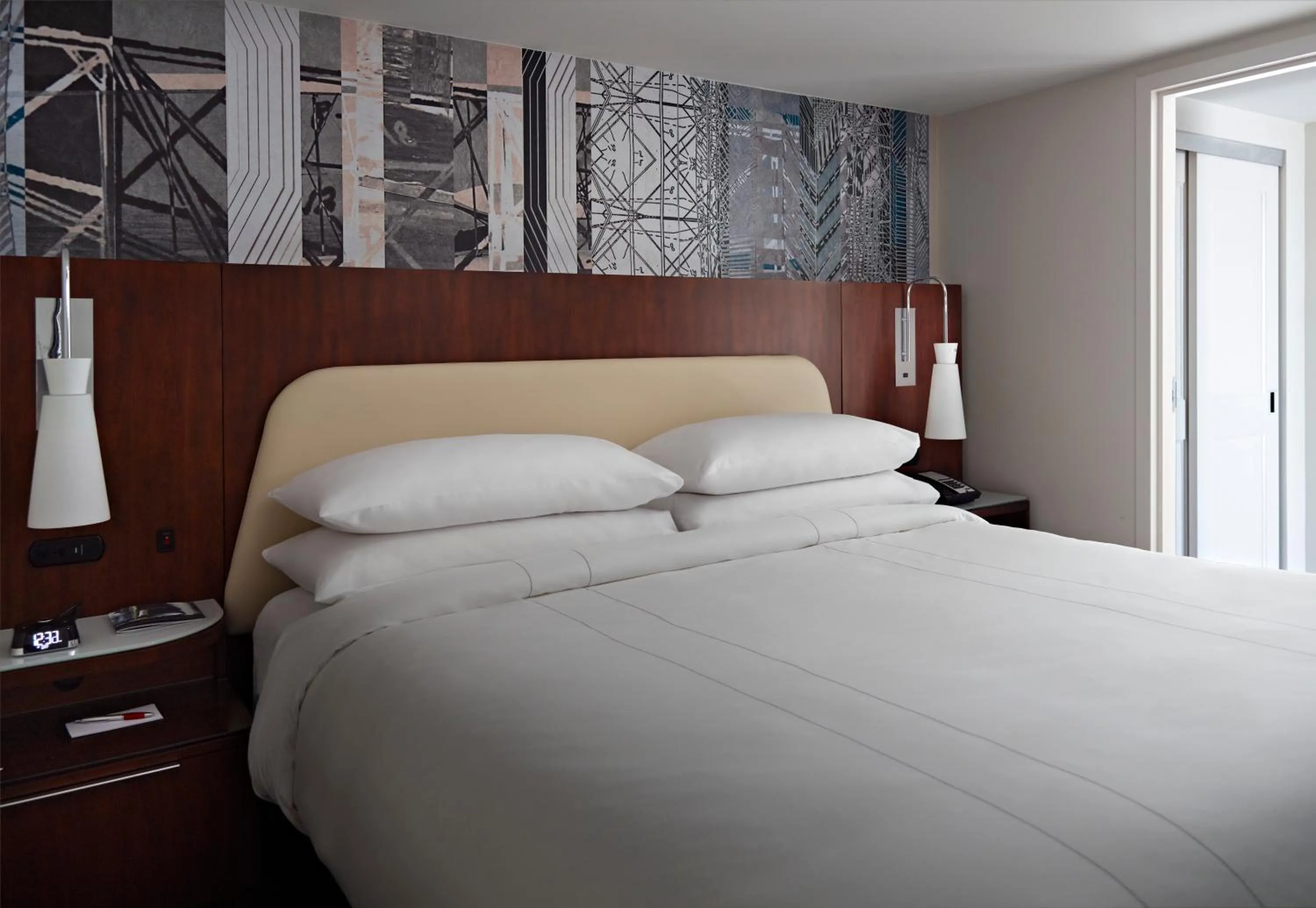 Bedroom, Bed in Marriott at the University of Dayton