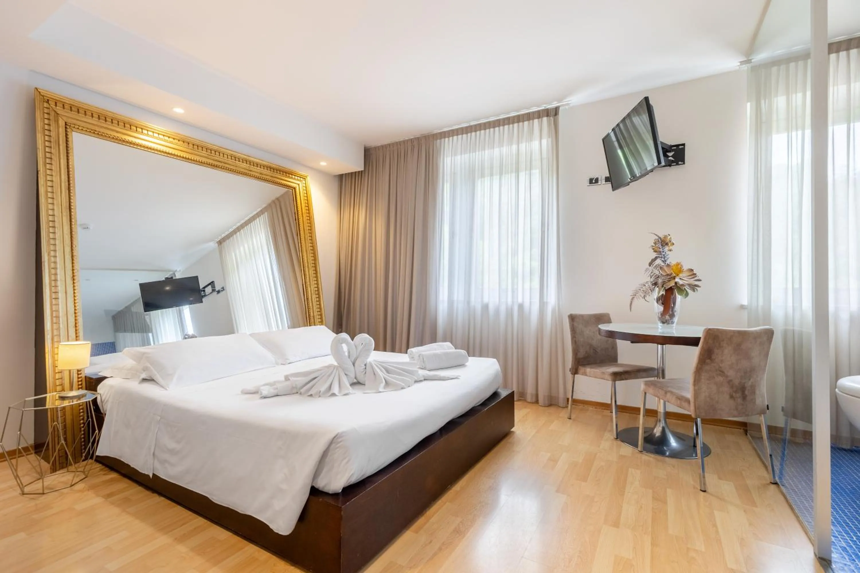 Bedroom, Bed in Aston Hotel