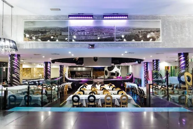 Restaurant/places to eat in Aston Hotel