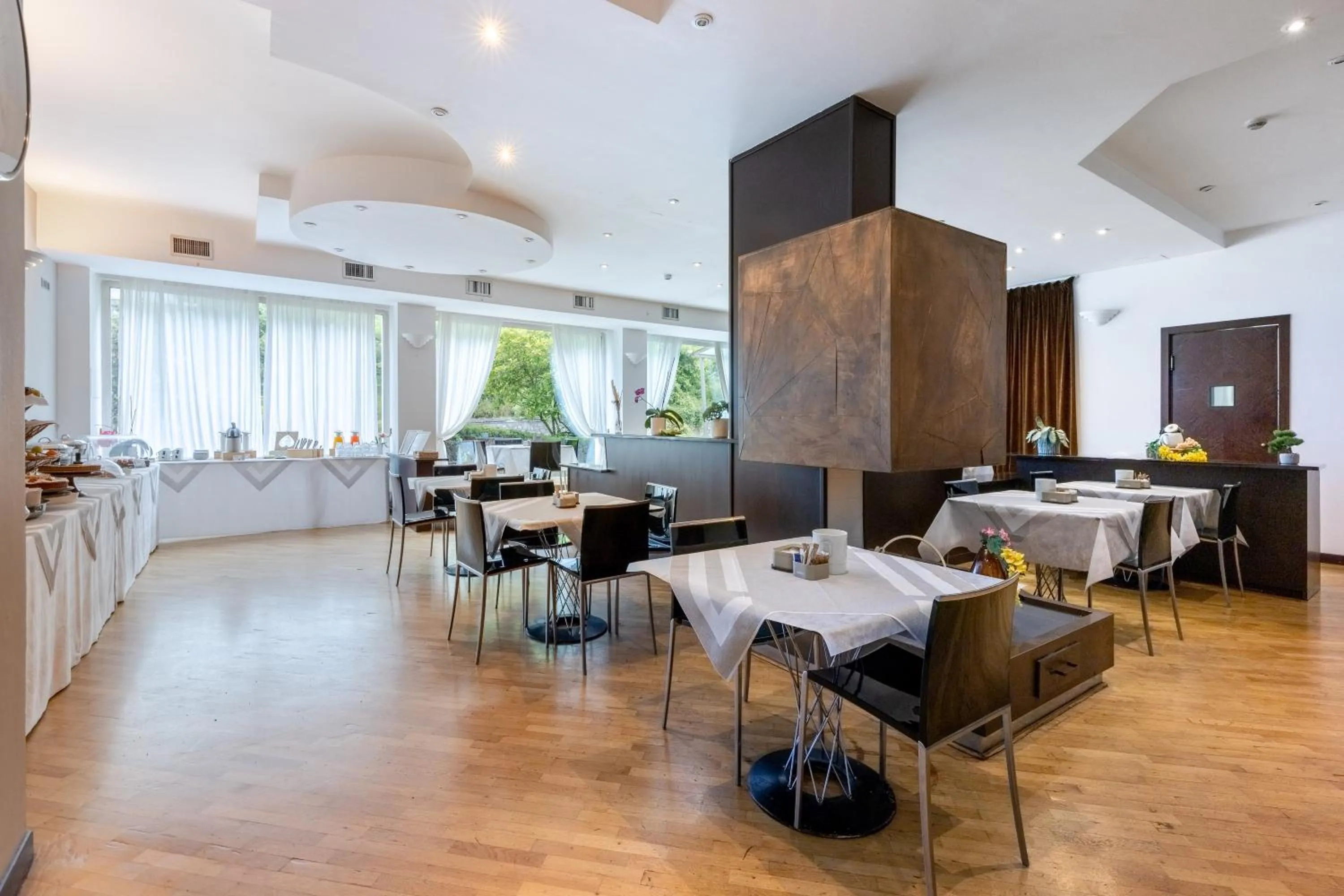 Food and drinks in Aston Hotel