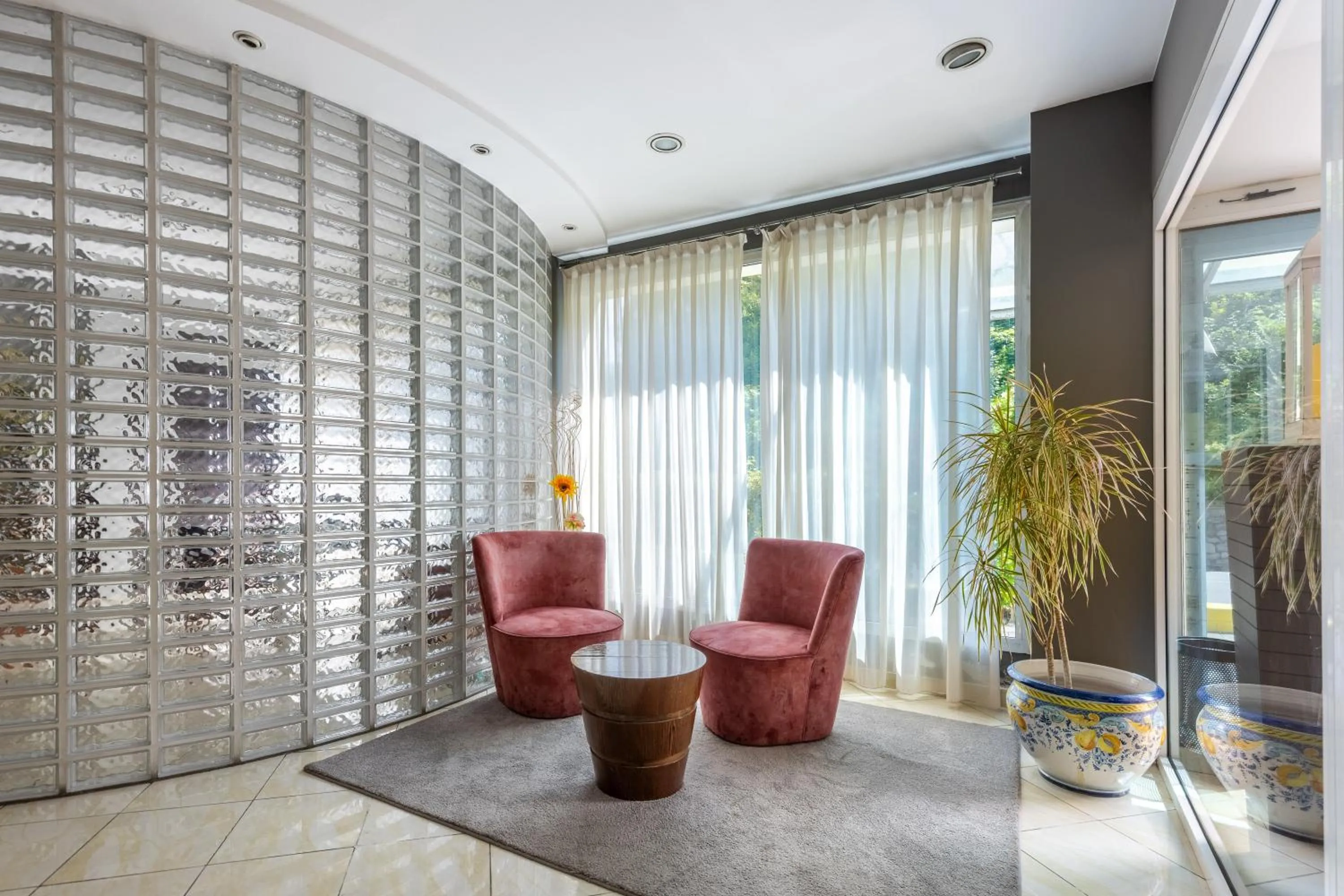 Living room in Aston Hotel