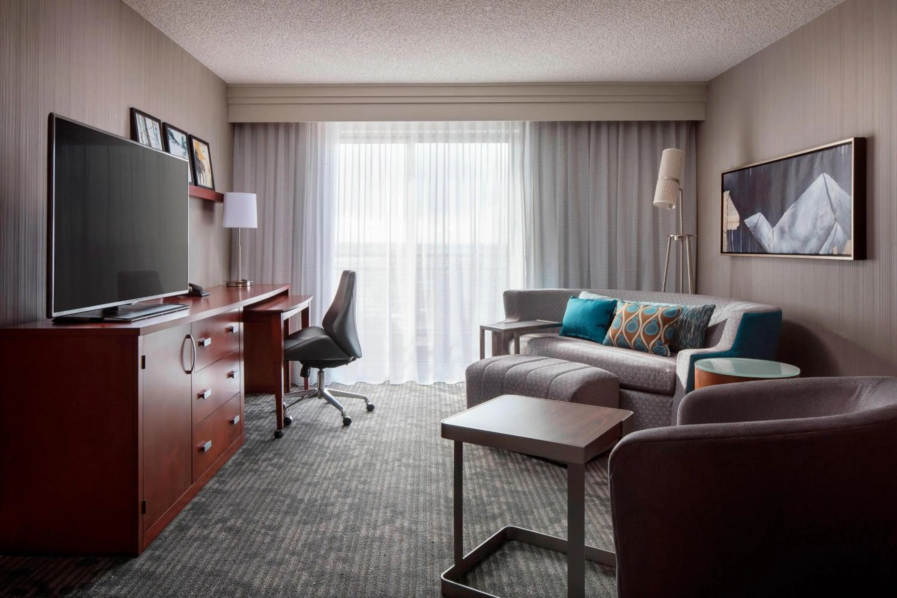 Living room in Courtyard by Marriott Denver Airport