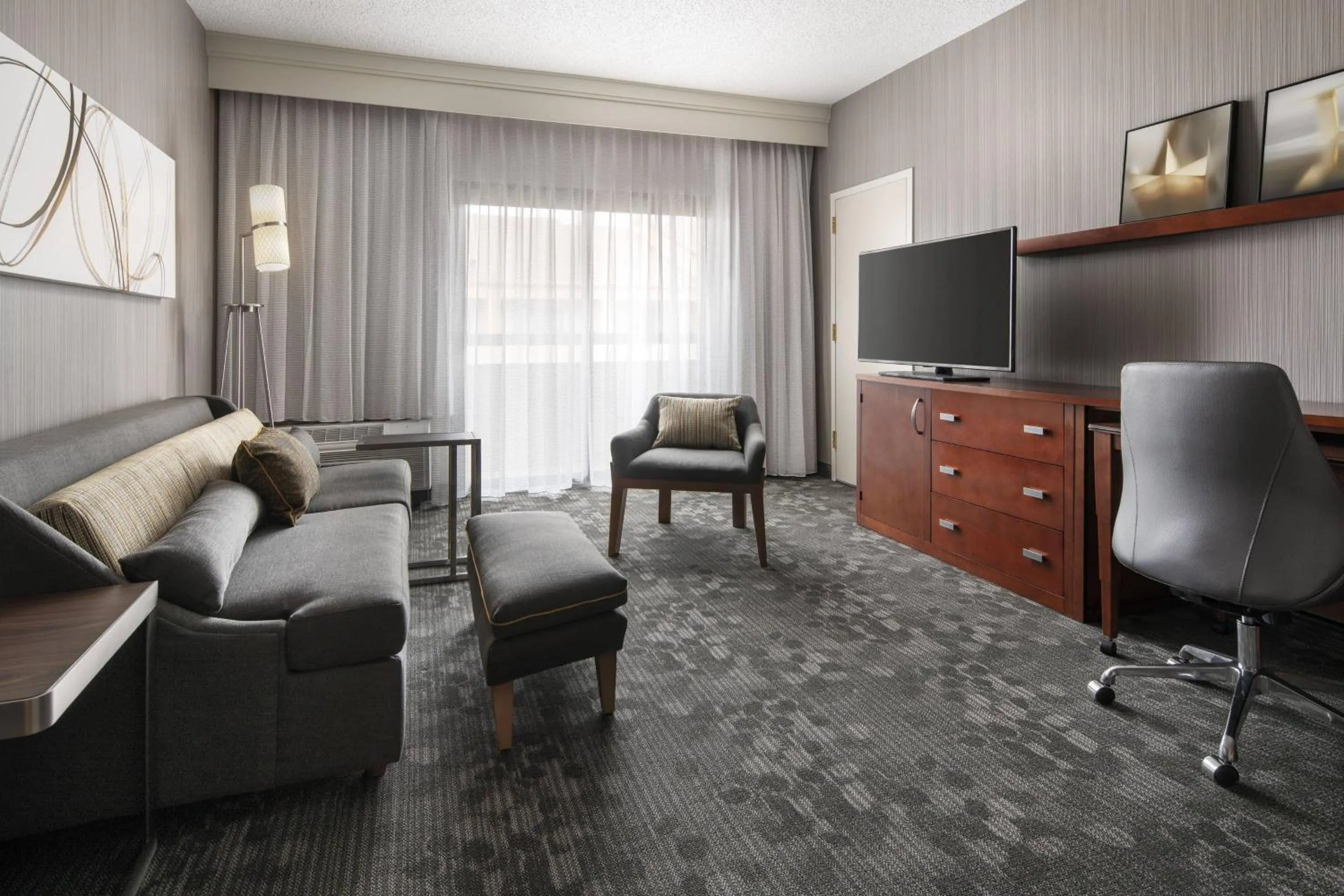 Living room in Courtyard by Marriott Boulder