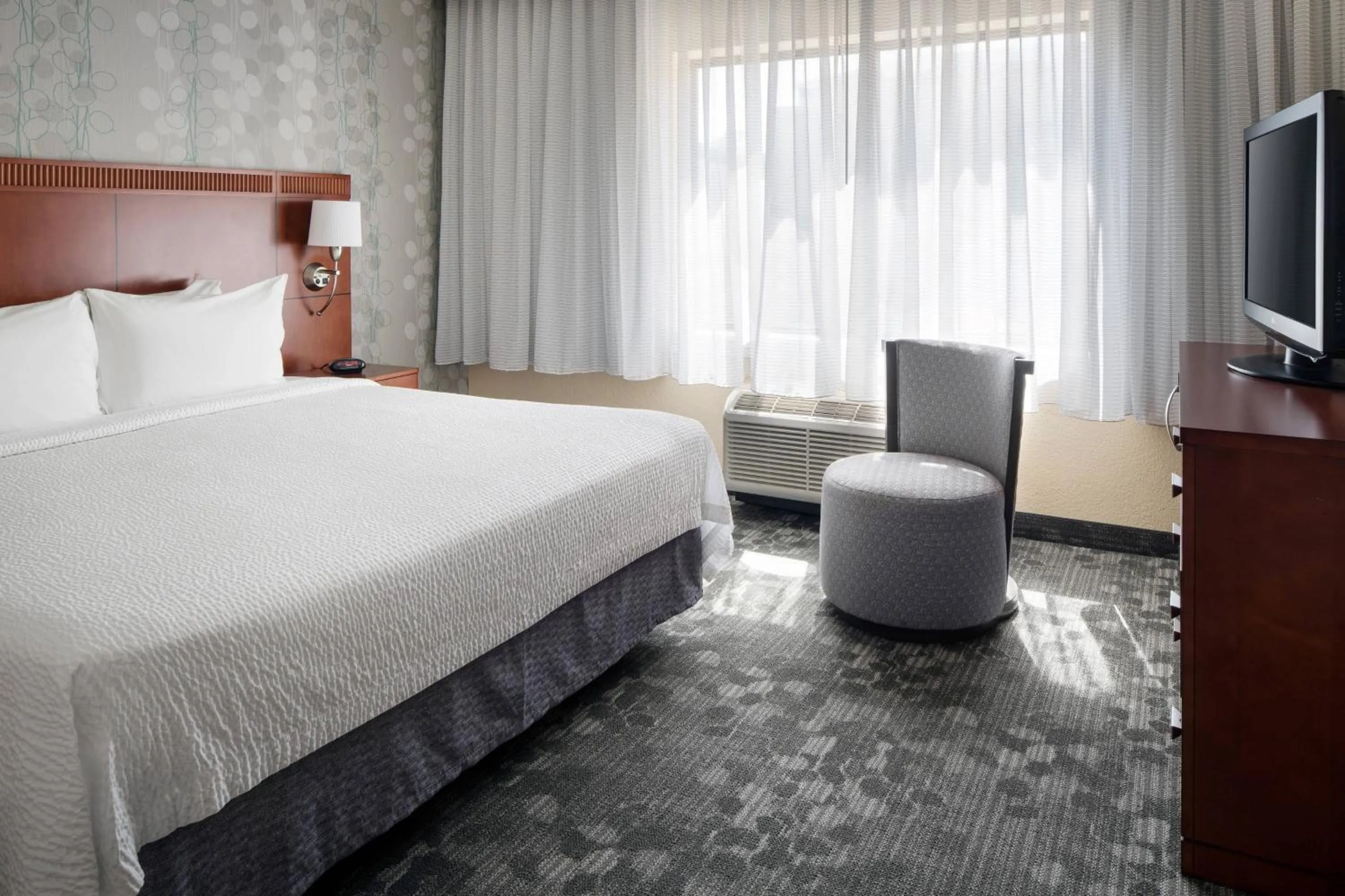 Photo of the whole room, Bed in Courtyard by Marriott Denver Central Park