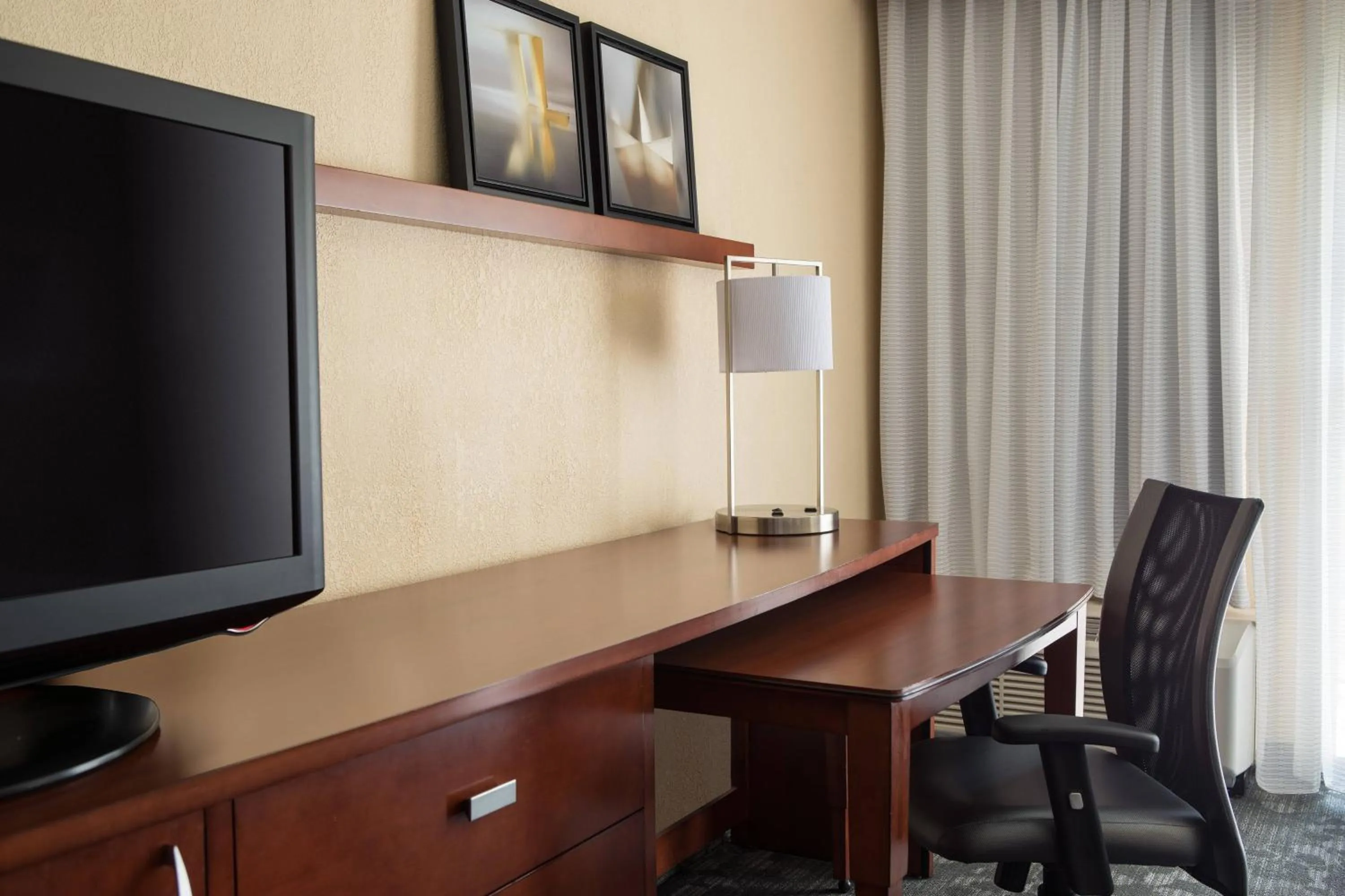 Photo of the whole room in Courtyard by Marriott Denver Central Park