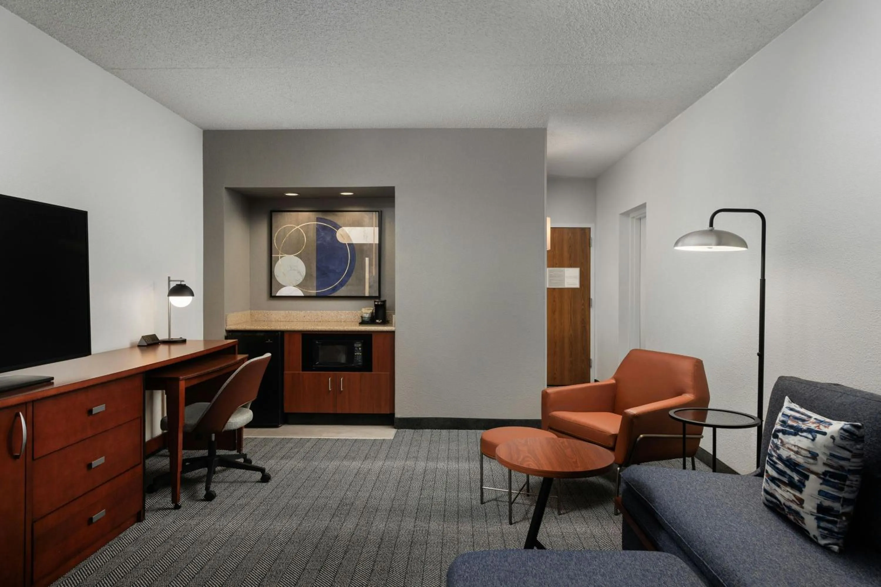 Living room in Courtyard by Marriott Denver Central Park