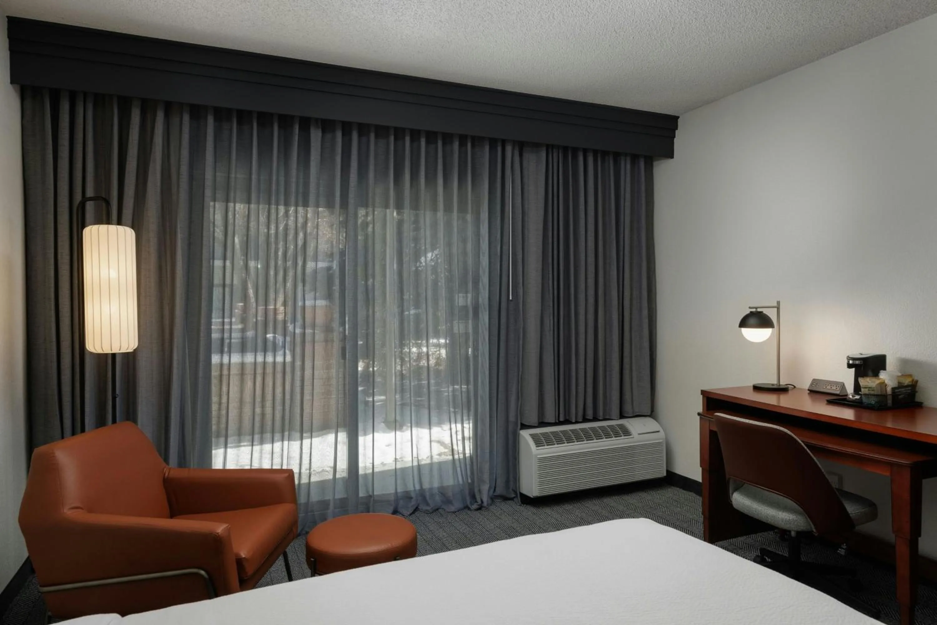 Photo of the whole room, Bed in Courtyard by Marriott Denver Central Park
