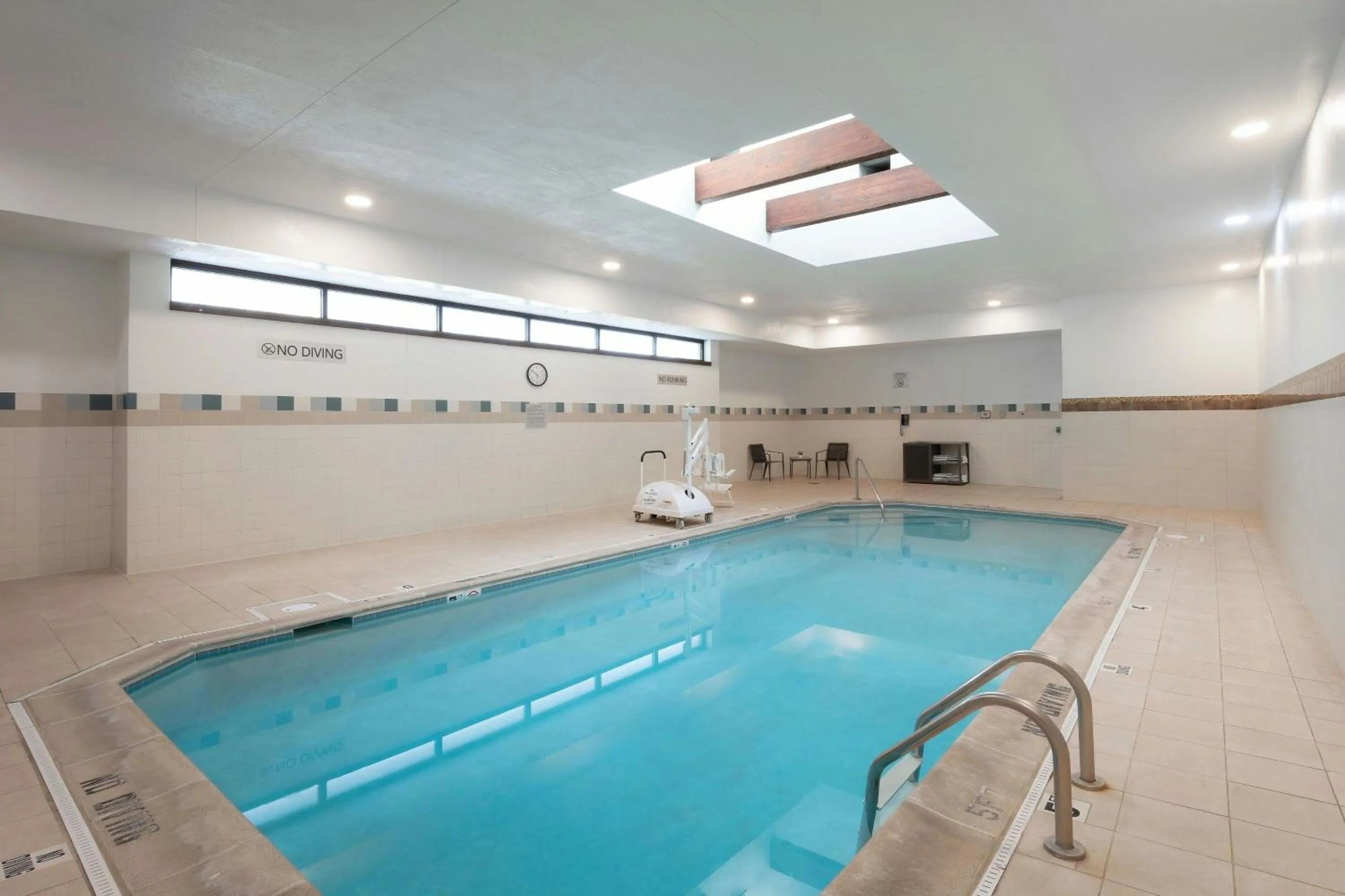 Swimming pool in Courtyard by Marriott Denver Central Park