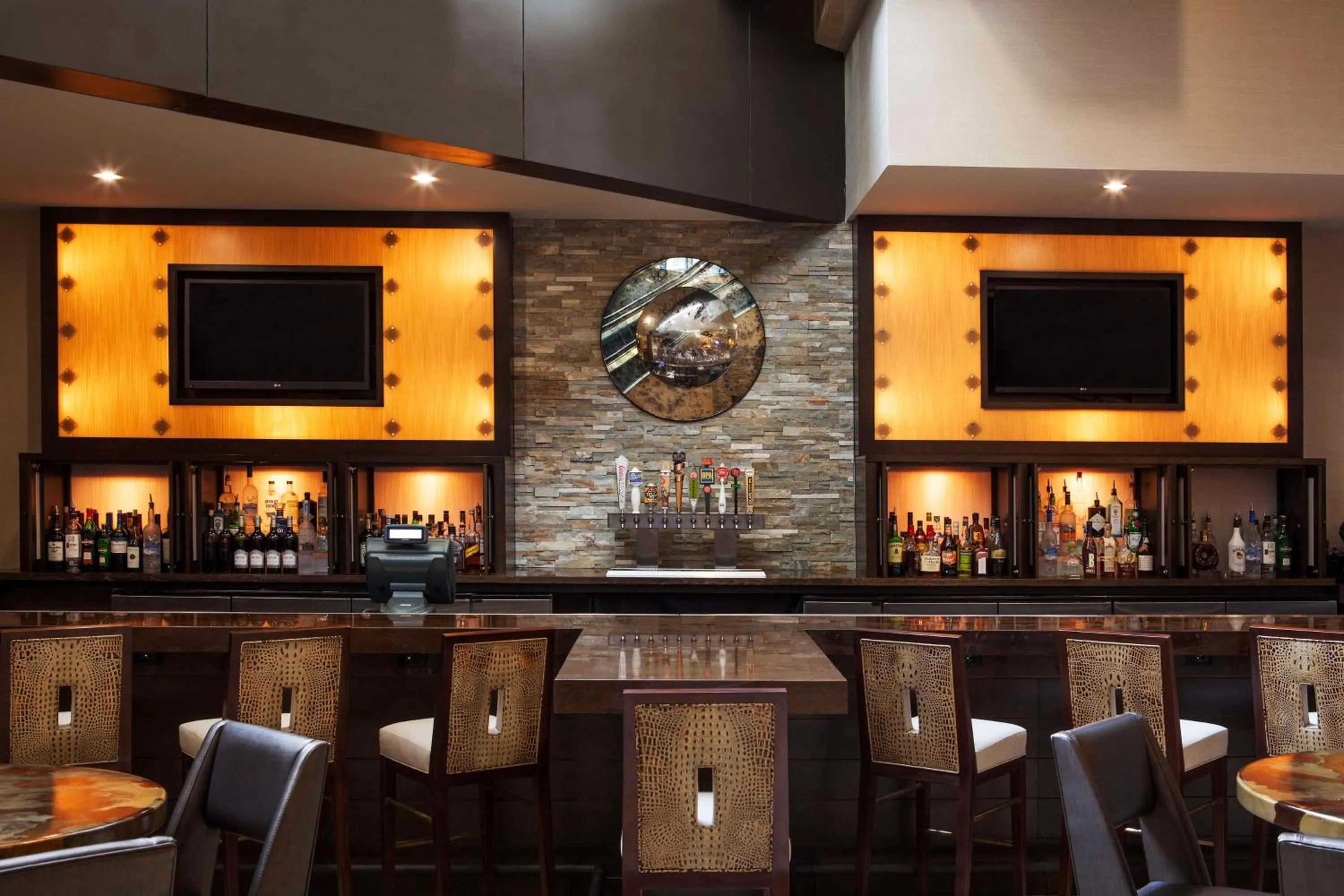 Lounge or bar in Hilton Denver City Center