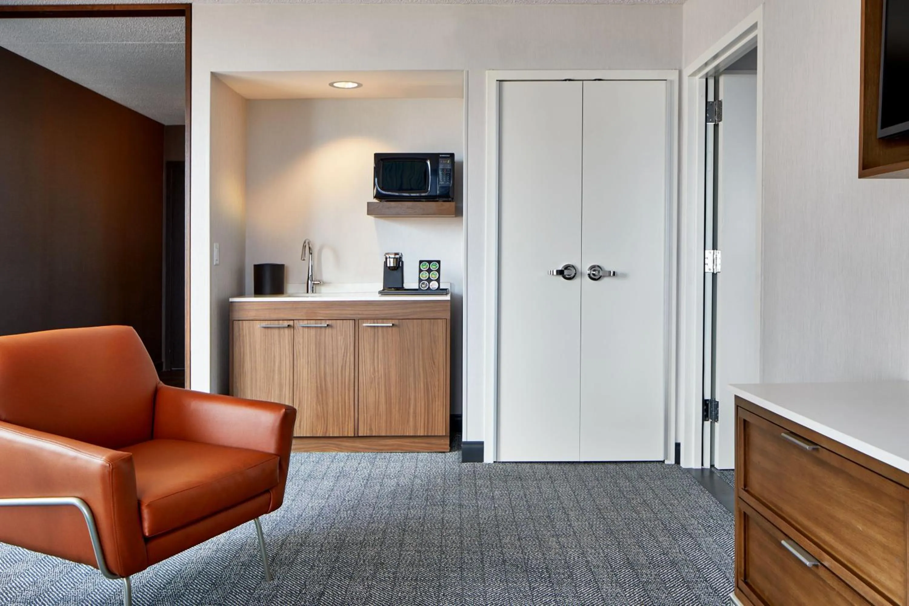 Living room in Courtyard by Marriott Detroit Downtown