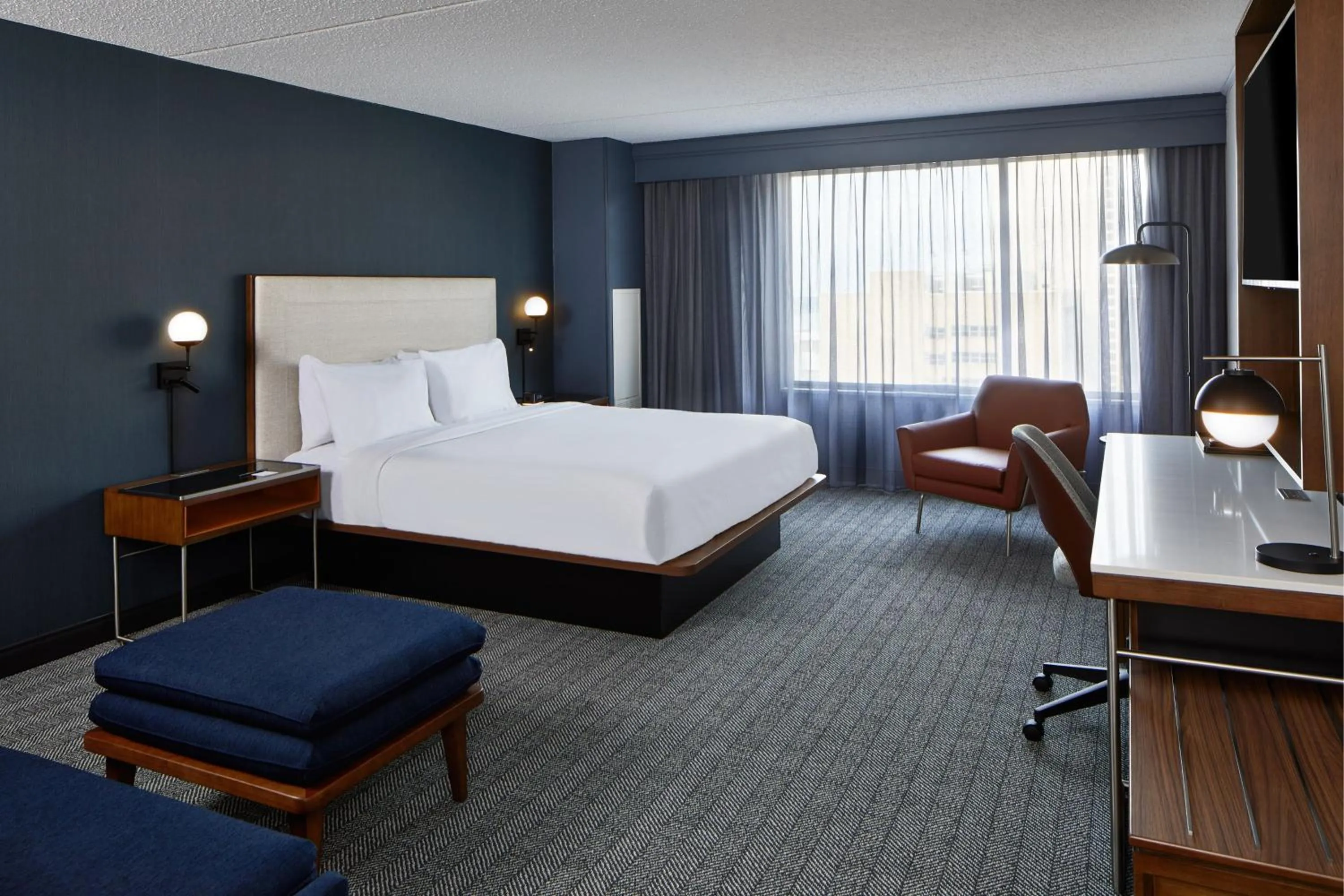 Photo of the whole room, Bed in Courtyard by Marriott Detroit Downtown