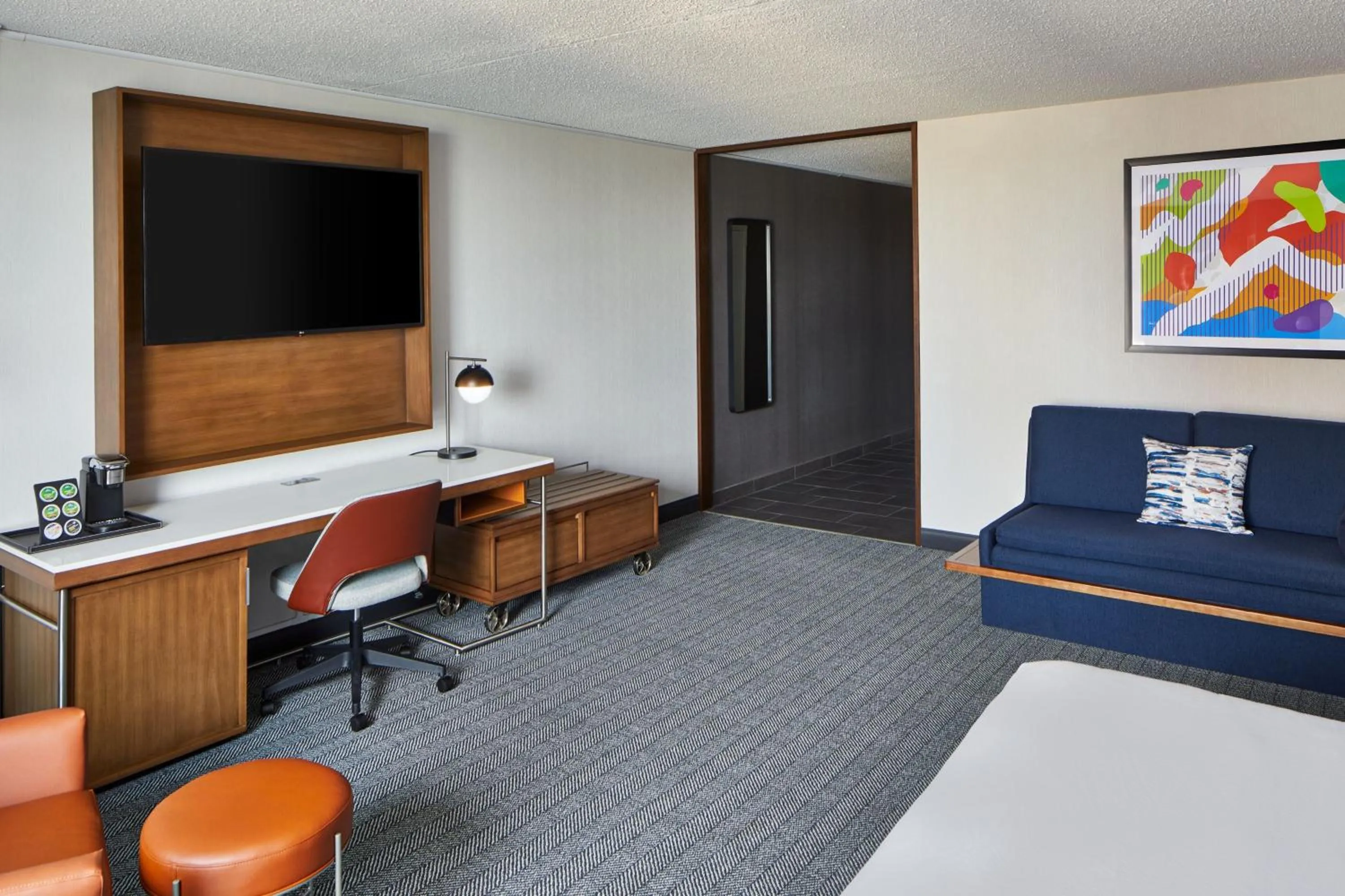 Photo of the whole room, Bed in Courtyard by Marriott Detroit Downtown