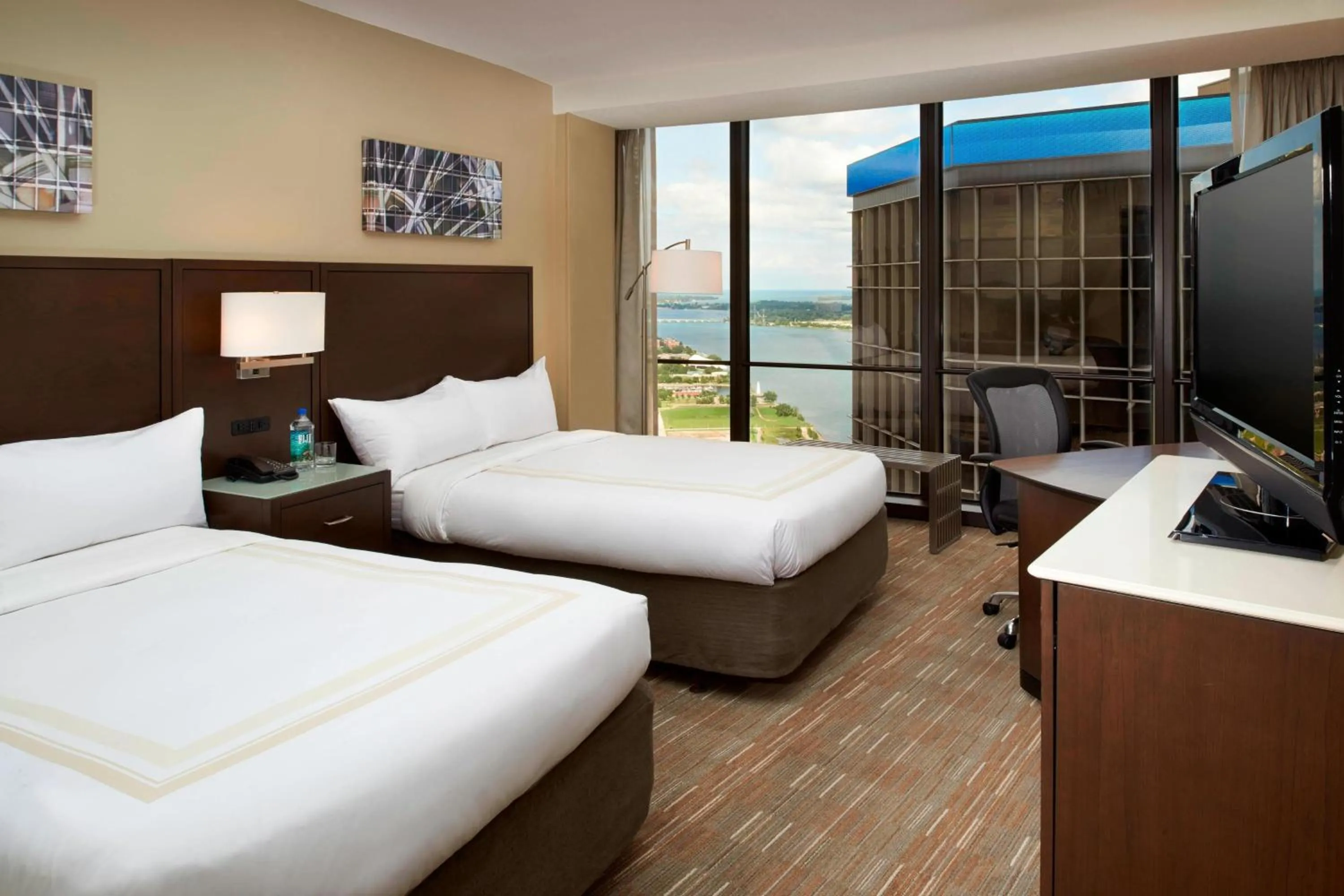 Photo of the whole room, Bed in Detroit Marriott at the Renaissance Center