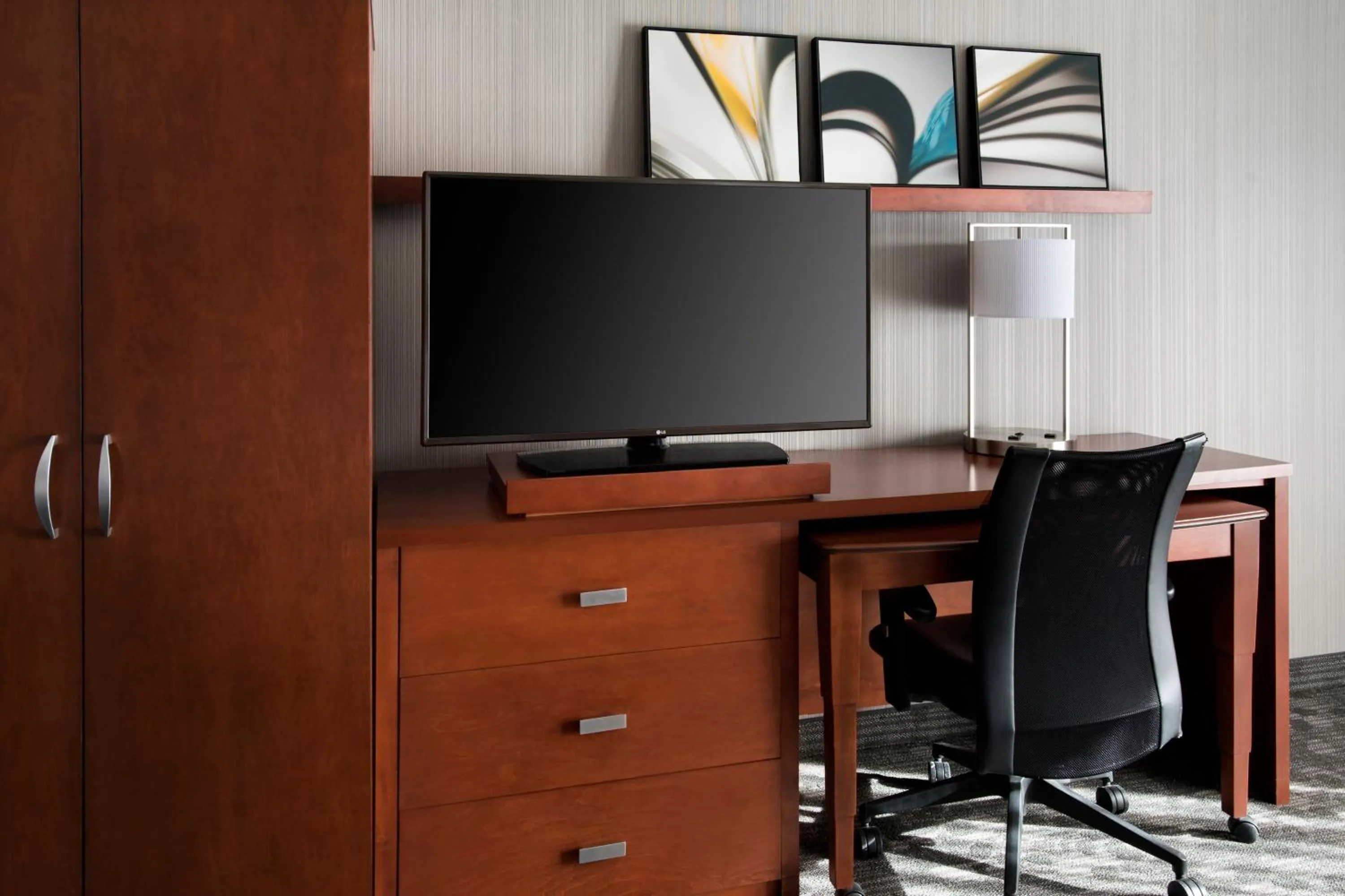 Photo of the whole room in Courtyard by Marriott Mahwah