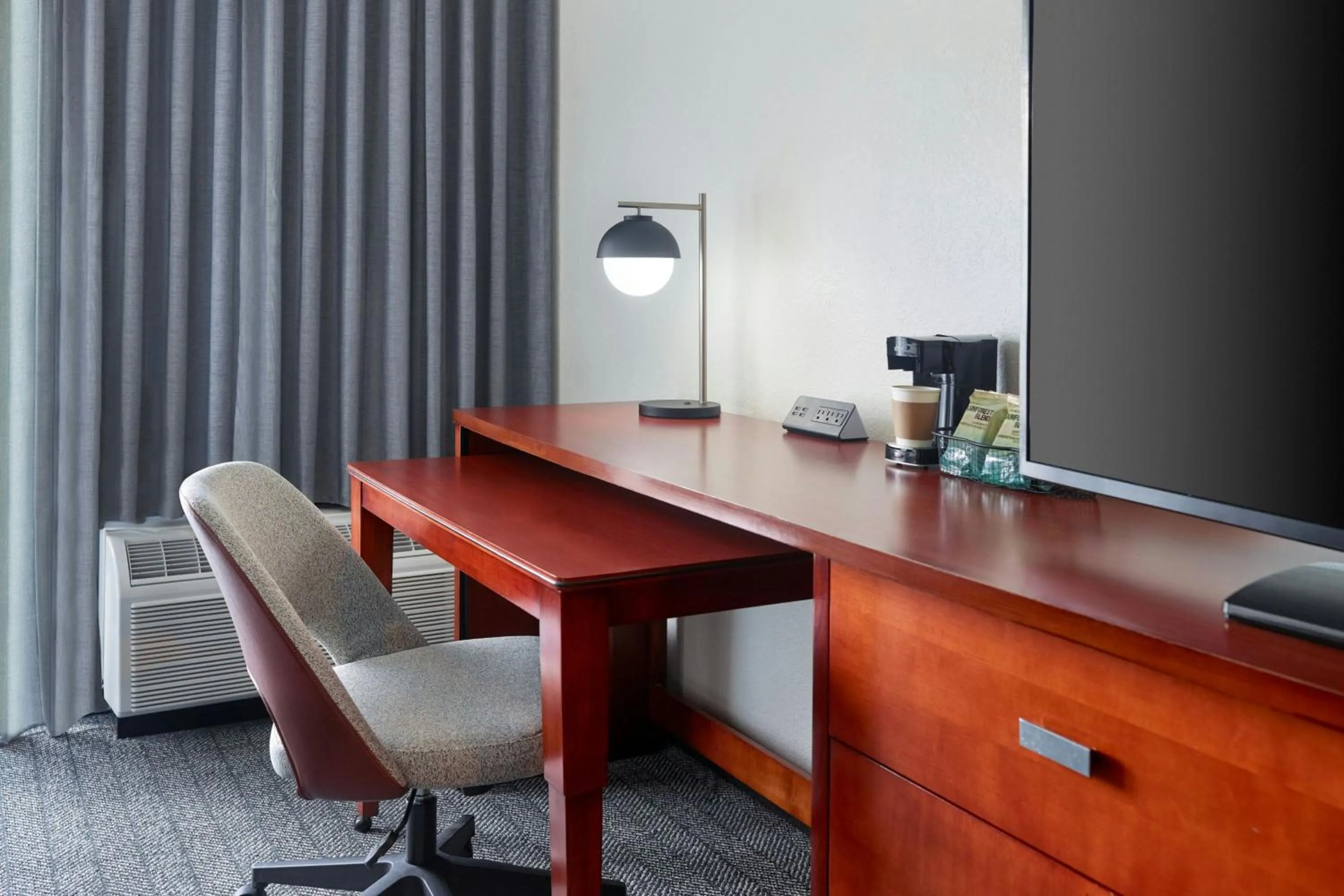 Photo of the whole room in Courtyard by Marriott Fort Lauderdale City of Plantation