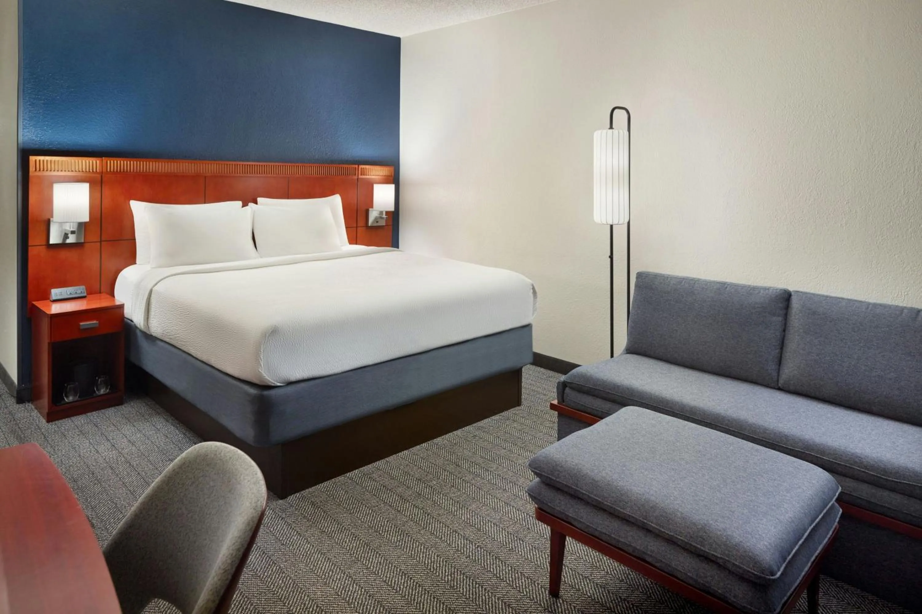 Photo of the whole room, Bed in Courtyard by Marriott Fort Lauderdale City of Plantation