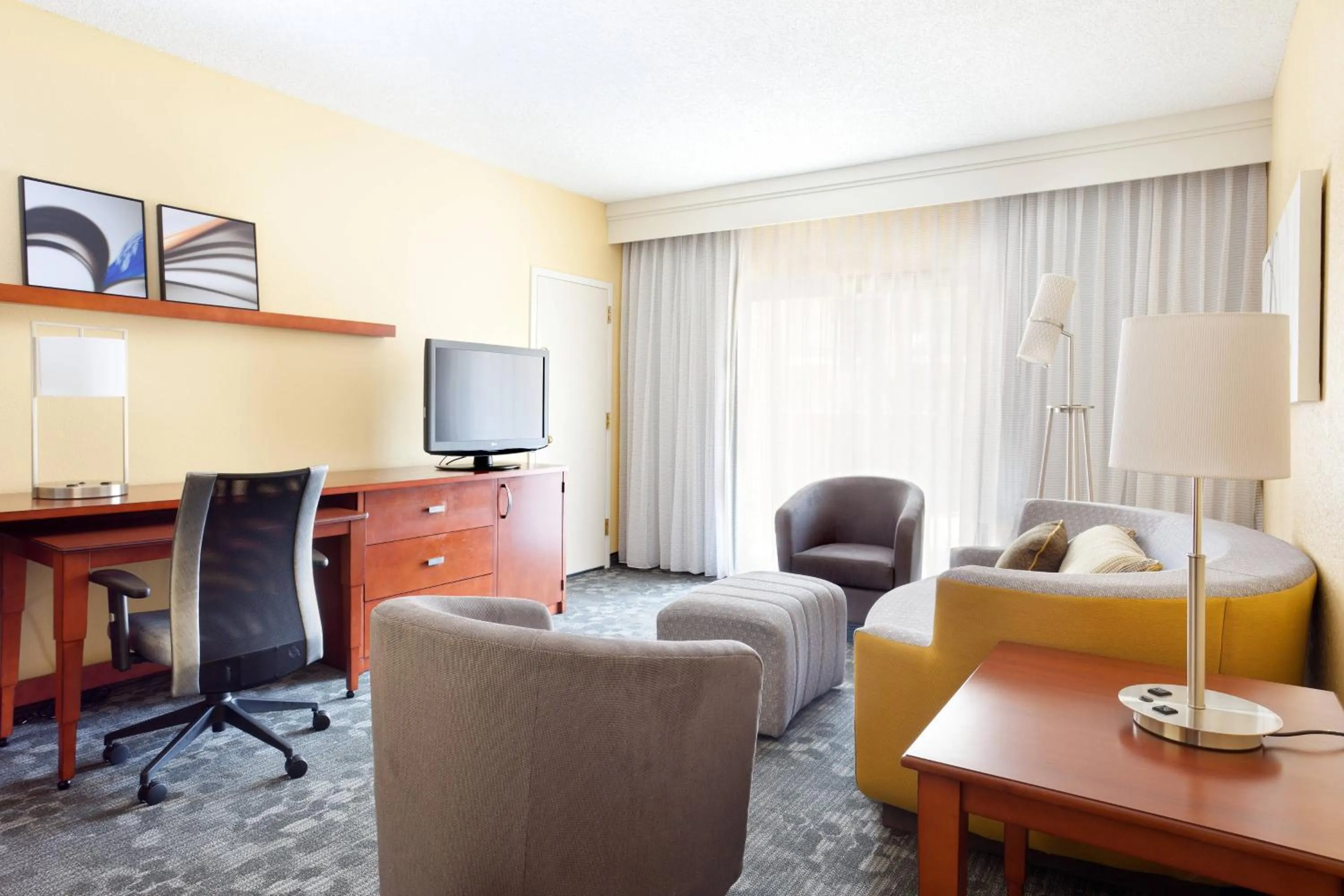 Living room in Courtyard by Marriott Fort Lauderdale City of Plantation