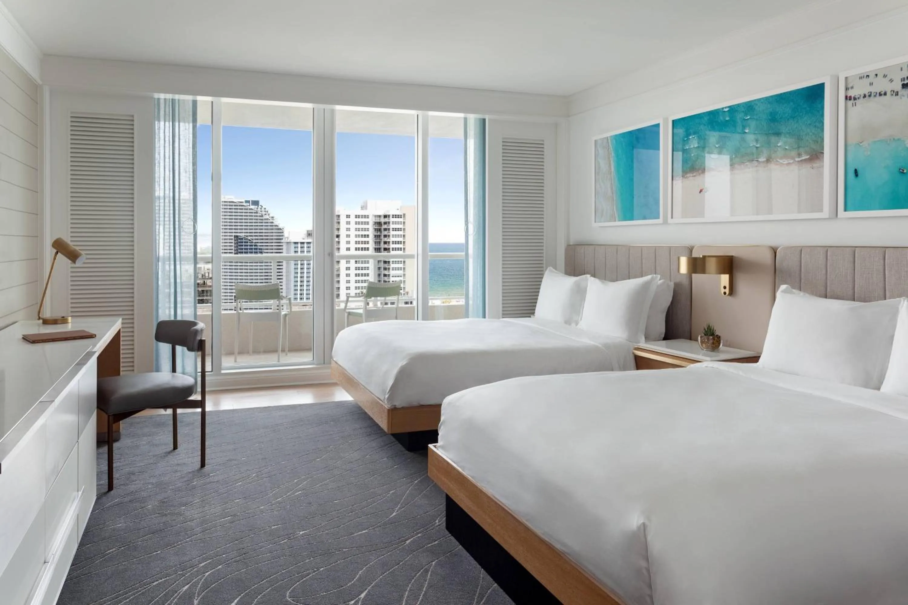 Lounge or bar, Bed in The Ritz-Carlton, Fort Lauderdale