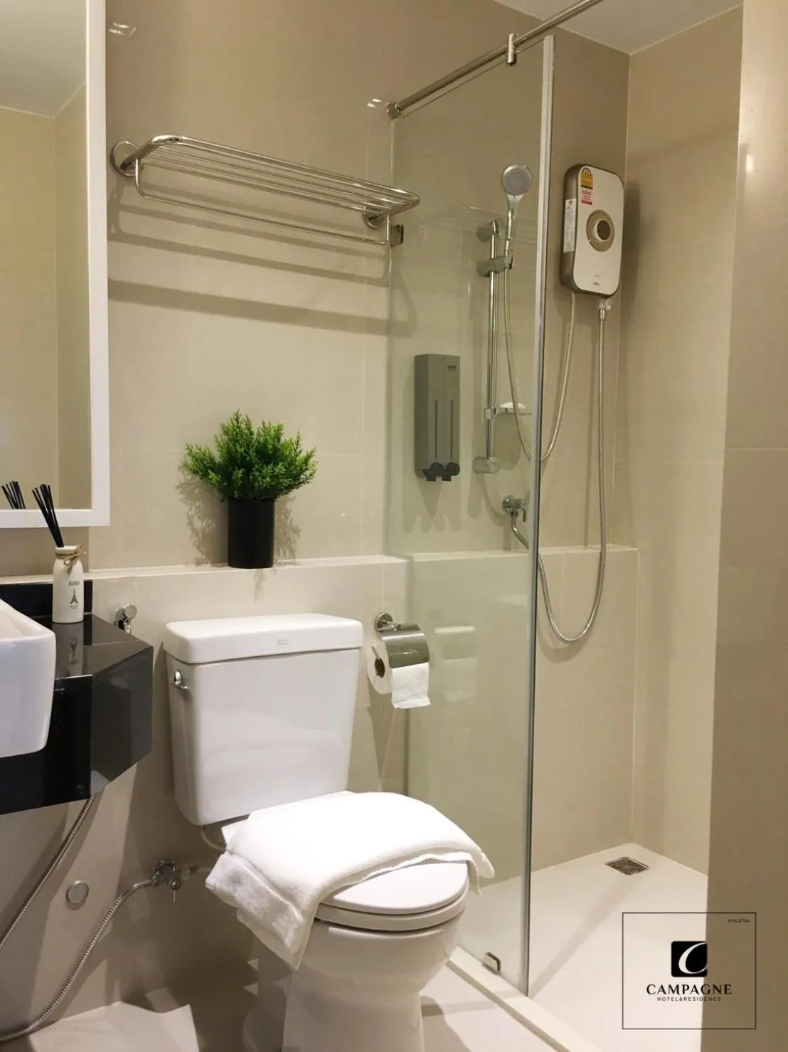 Shower in Campagne Hotel and Residence - SHA Plus