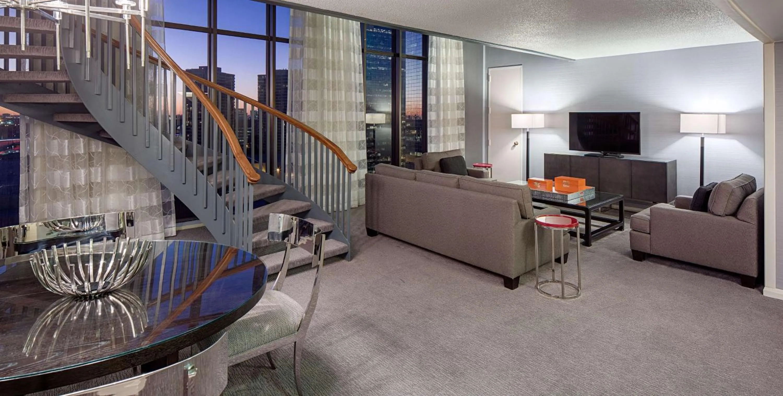 Bed in DoubleTree by Hilton Hotel Houston Greenway Plaza