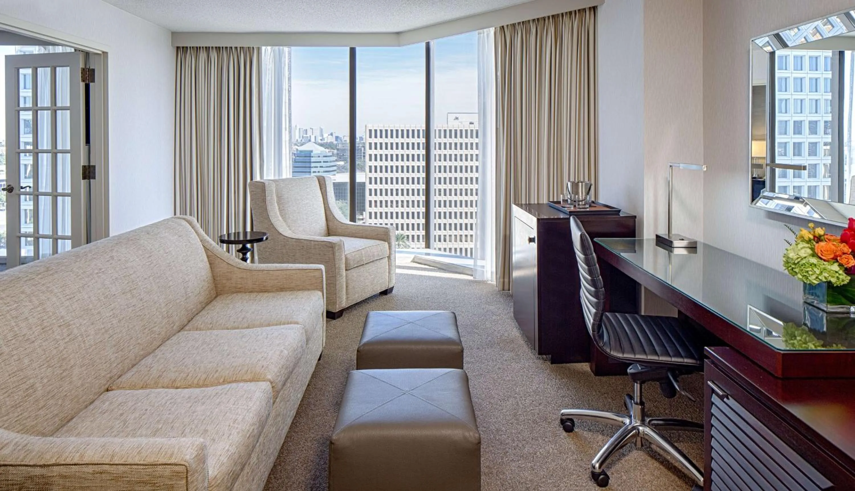 Living room in DoubleTree by Hilton Hotel Houston Greenway Plaza