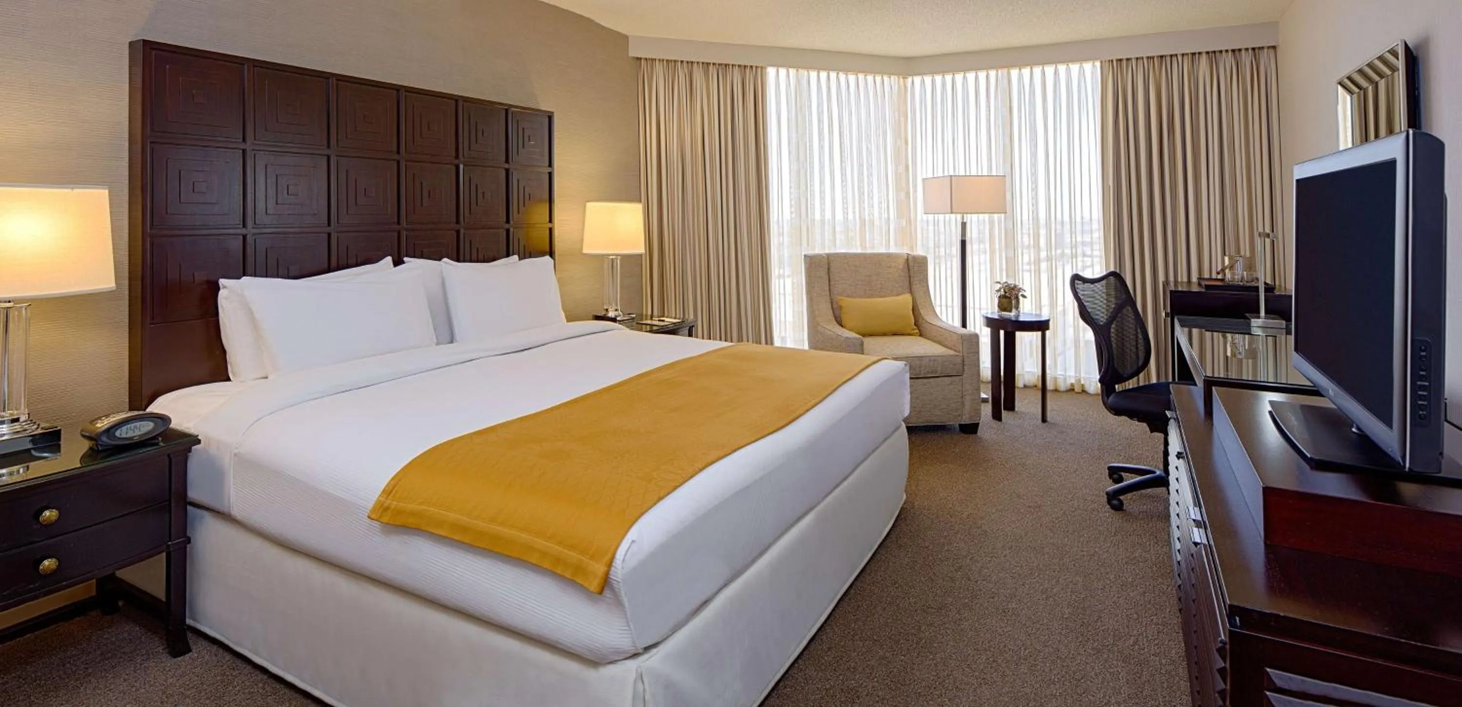 Bed in DoubleTree by Hilton Hotel Houston Greenway Plaza