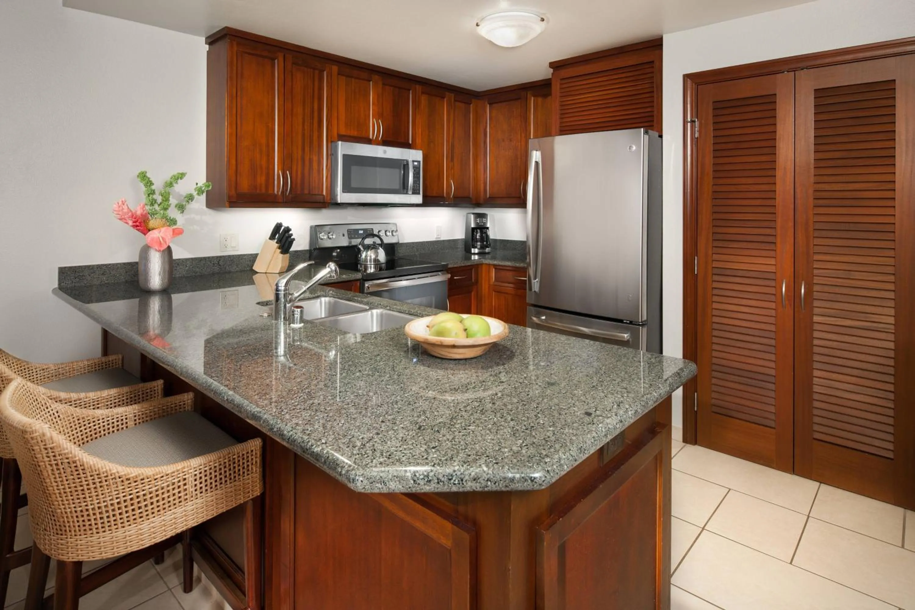 Kitchen or kitchenette in Marriott's Maui Ocean Club - Lahaina & Napili Towers