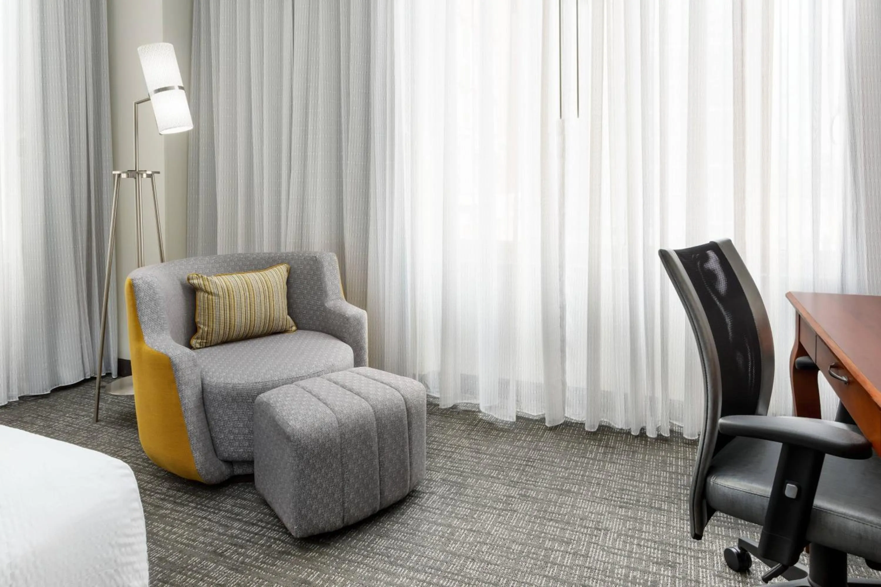 Photo of the whole room in Courtyard Houston Downtown Convention Center