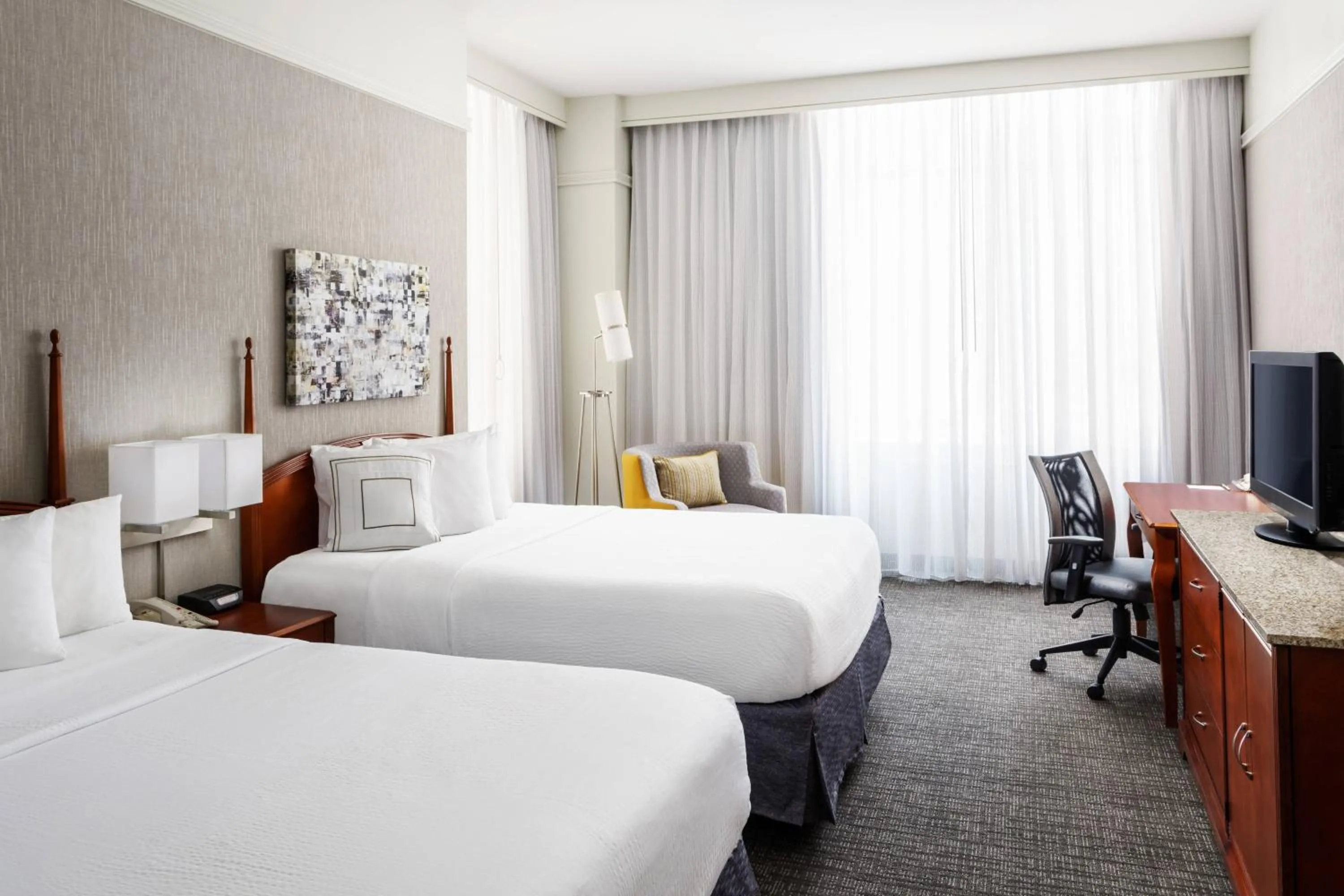 Photo of the whole room, Bed in Courtyard Houston Downtown Convention Center