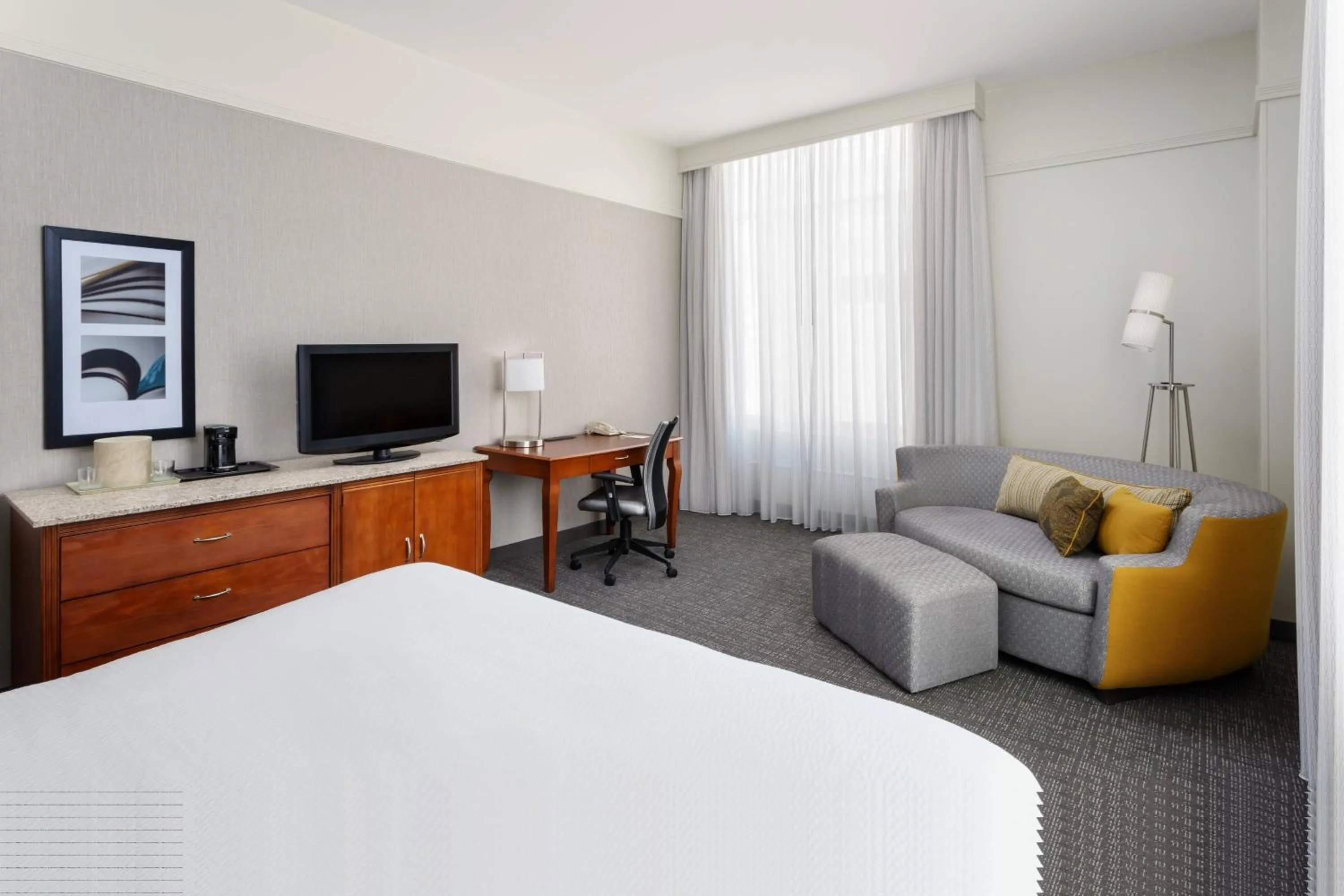 Living room, Bed in Courtyard Houston Downtown Convention Center