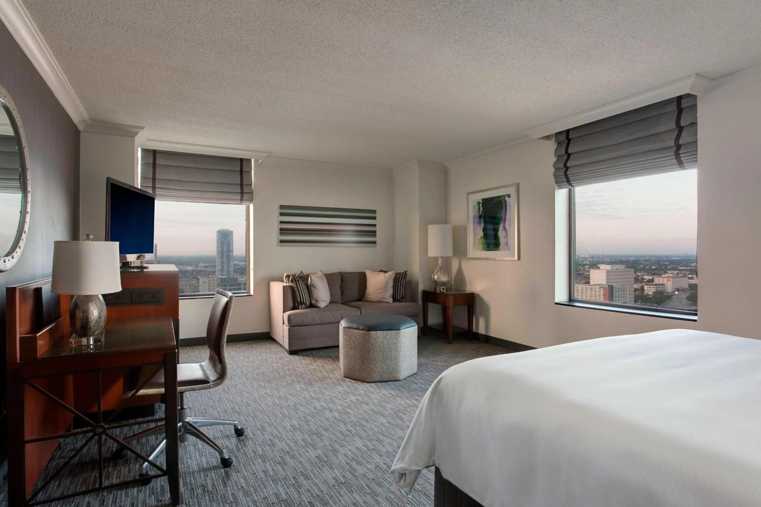Photo of the whole room, Bed in JW Marriott Houston by the Galleria