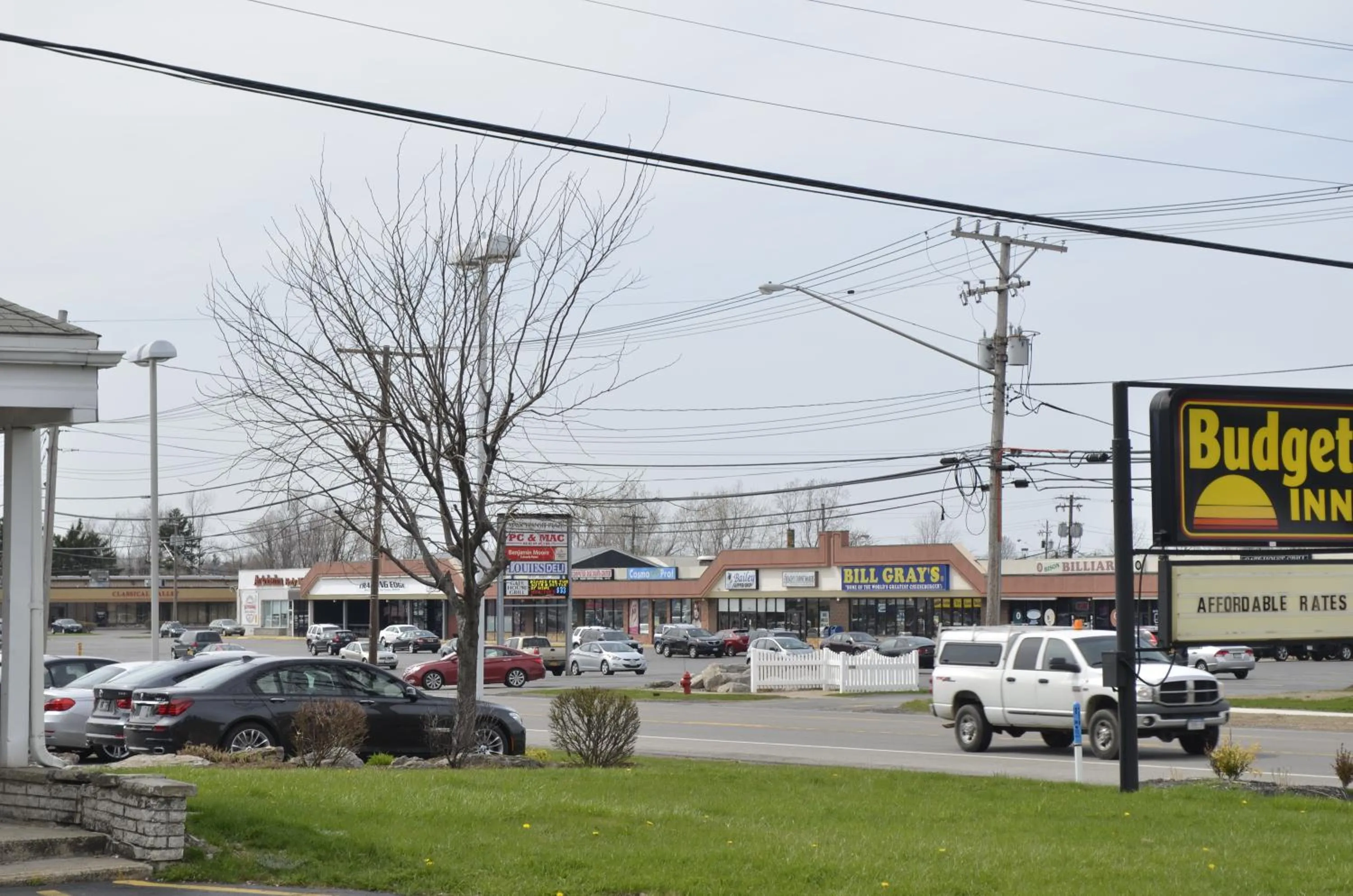 Facade/entrance, Property Building in Budget Inn Williamsville