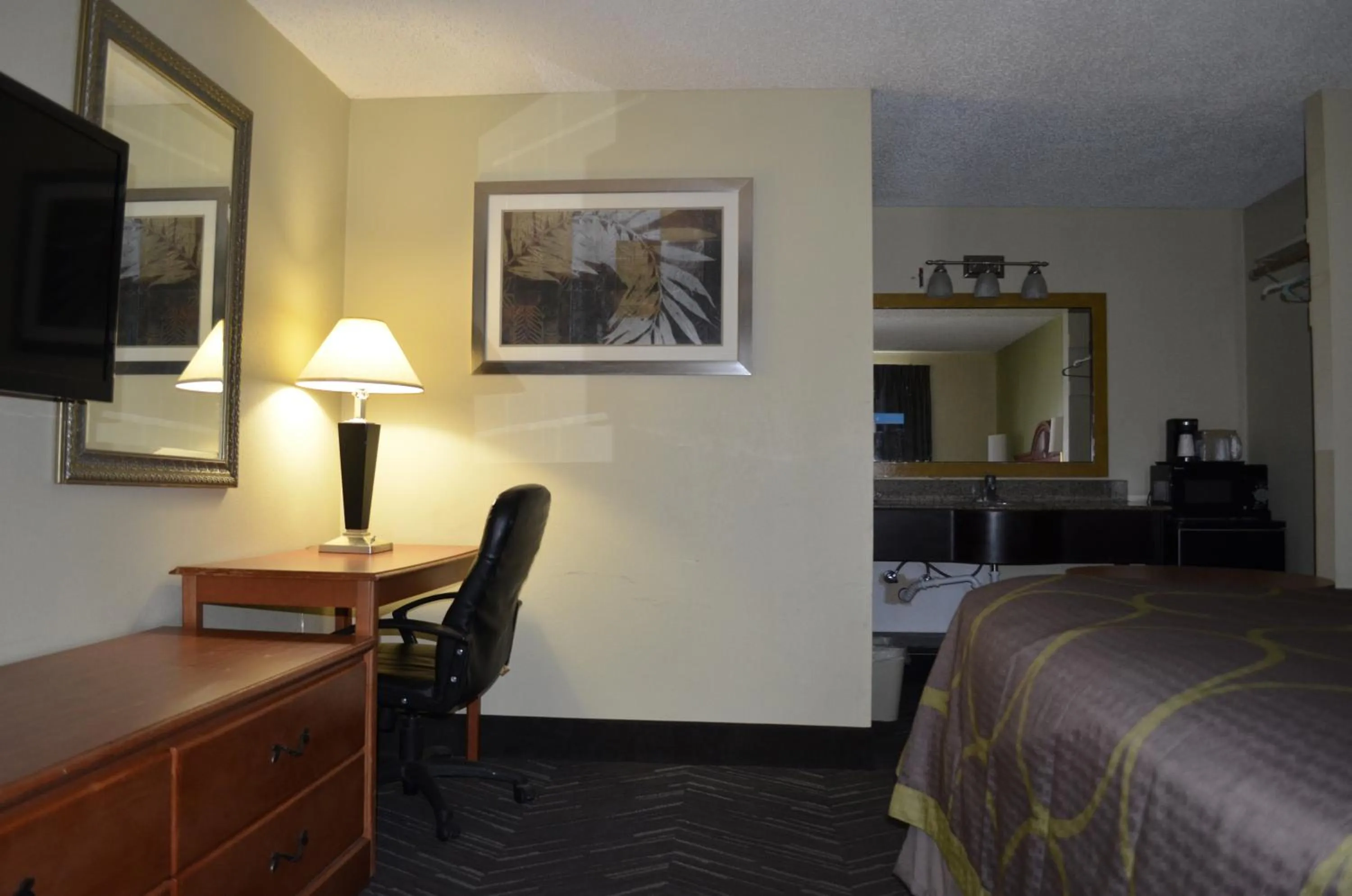 Photo of the whole room in Budget Inn Williamsville