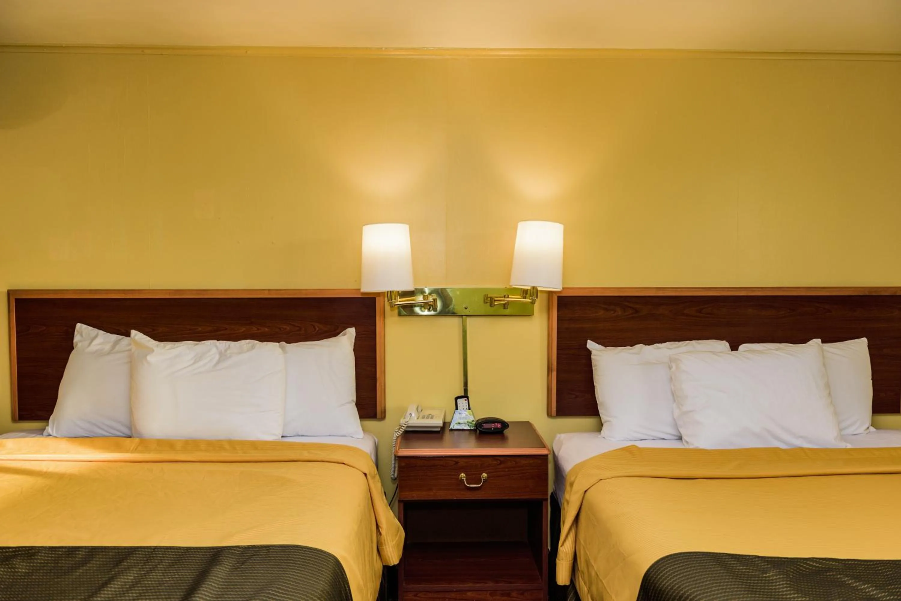 Bed in Budget Inn Williamsville