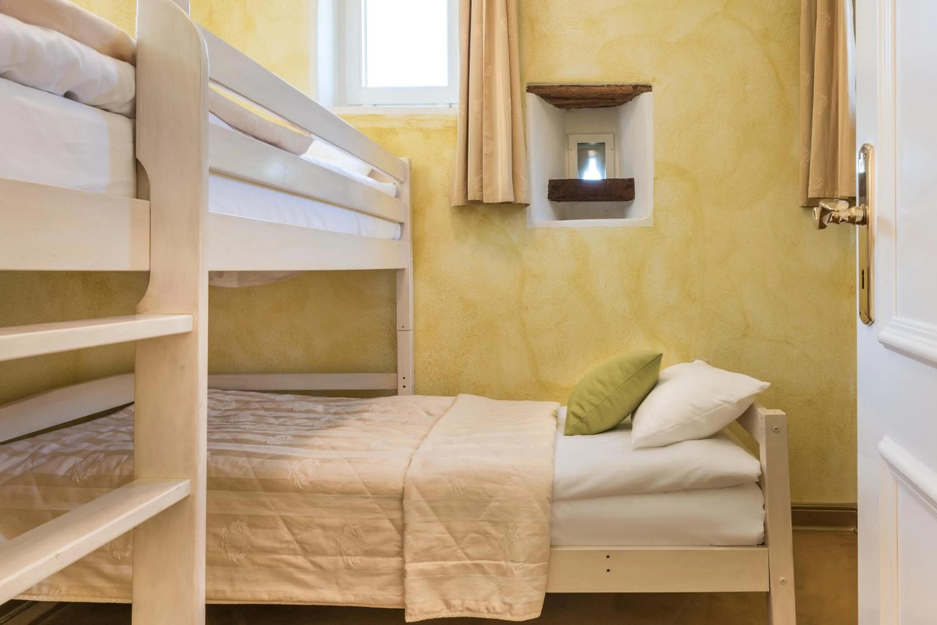 bunk bed, Bed in Burg Heimerzheim