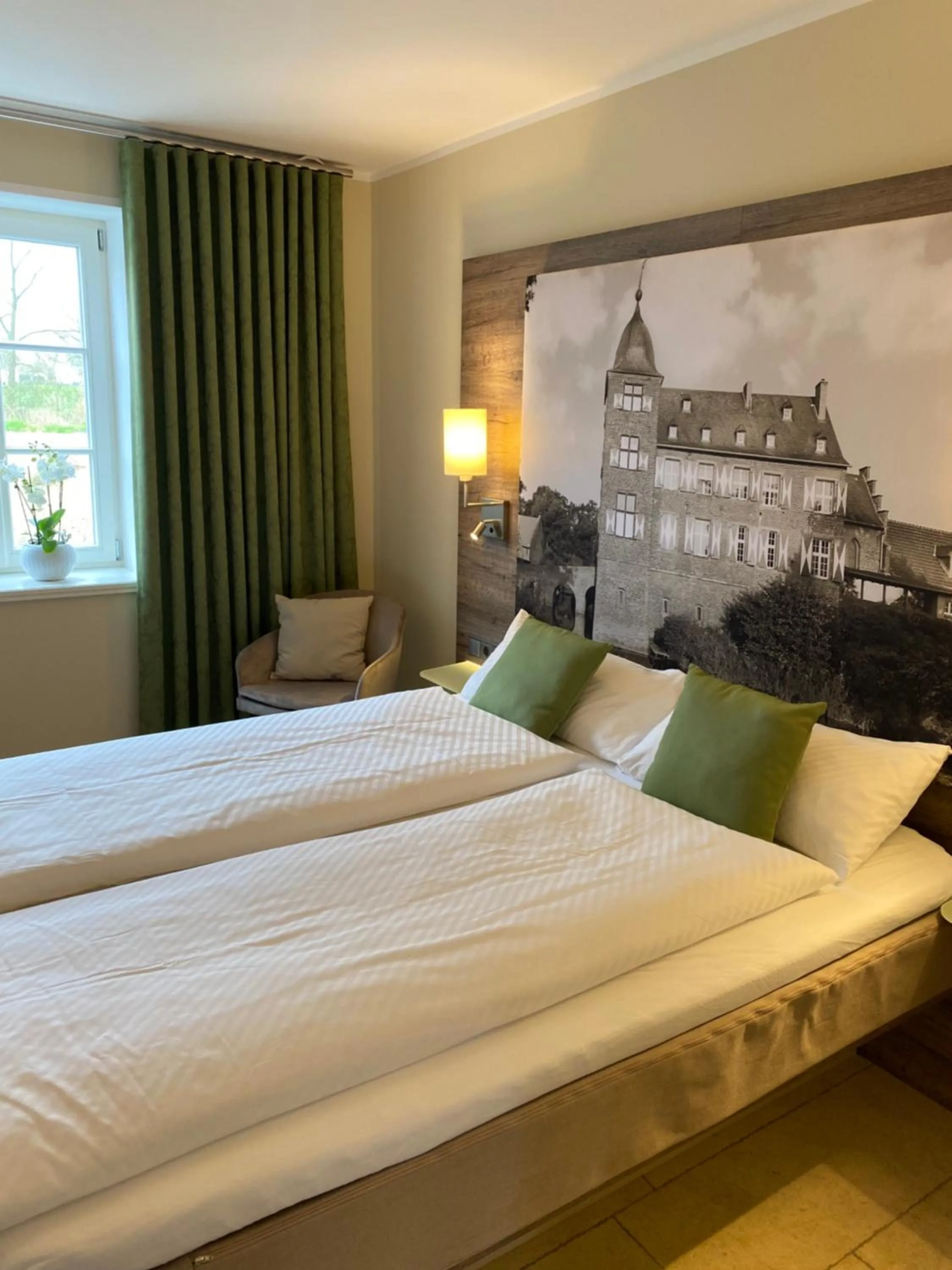 Photo of the whole room, Bed in Burg Heimerzheim