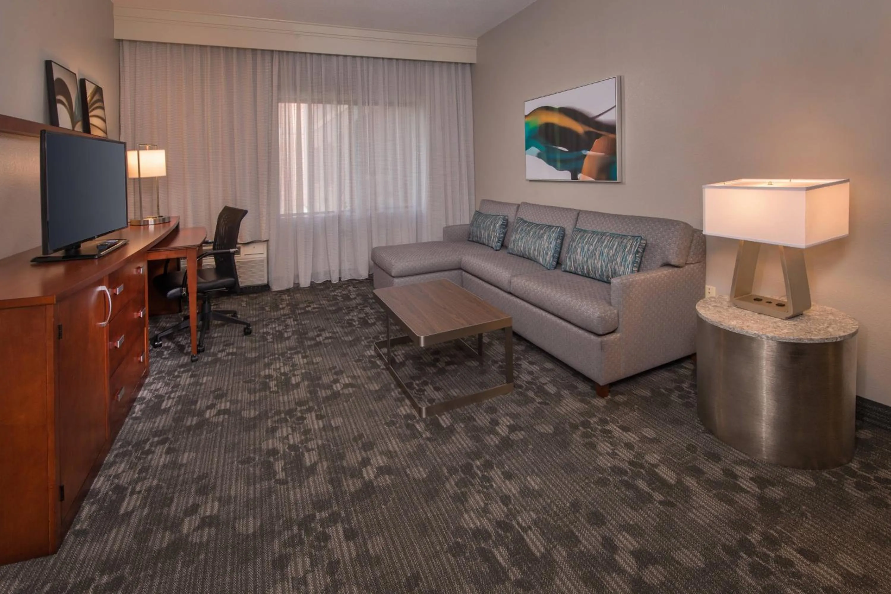 Living room in Courtyard by Marriott Dulles Town Center