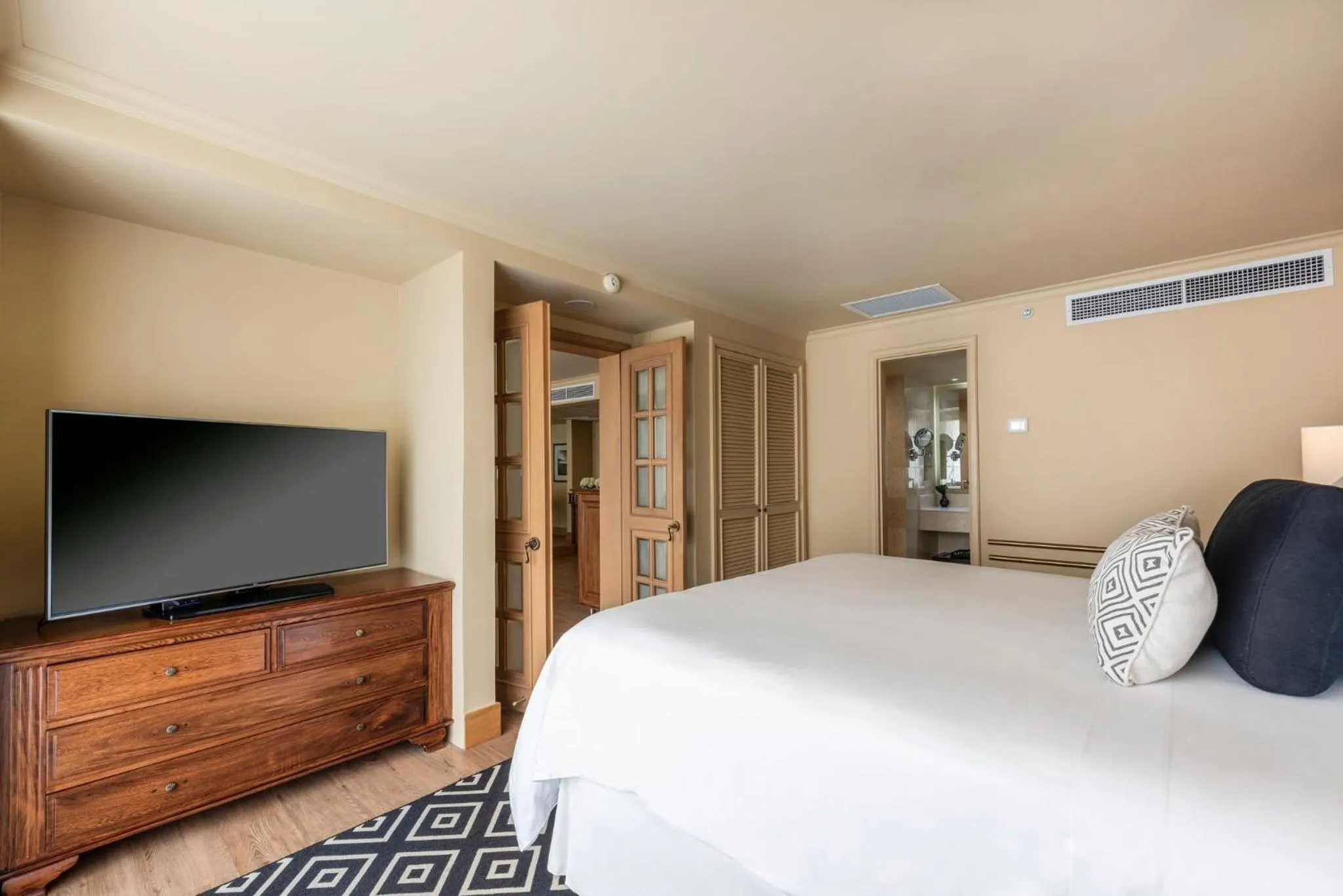 Photo of the whole room, Bed in InterContinental Medellin - Movich by IHG