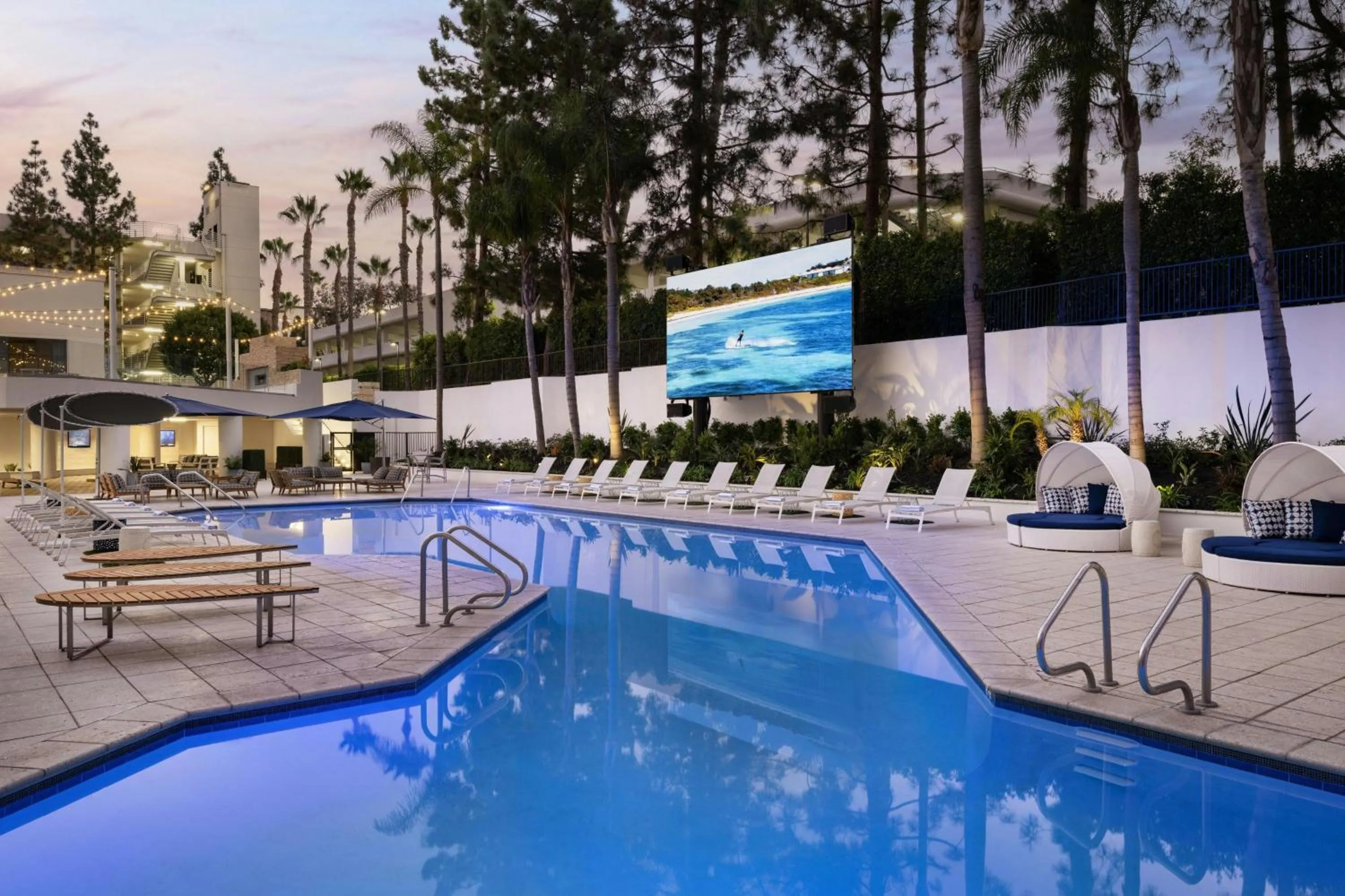 Swimming pool in Irvine Marriott