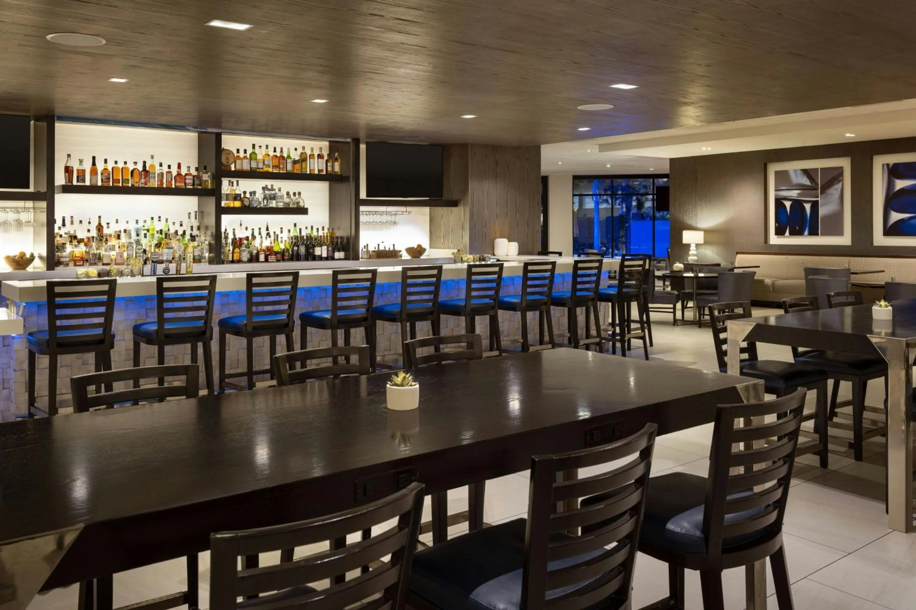 Lounge or bar in Irvine Marriott