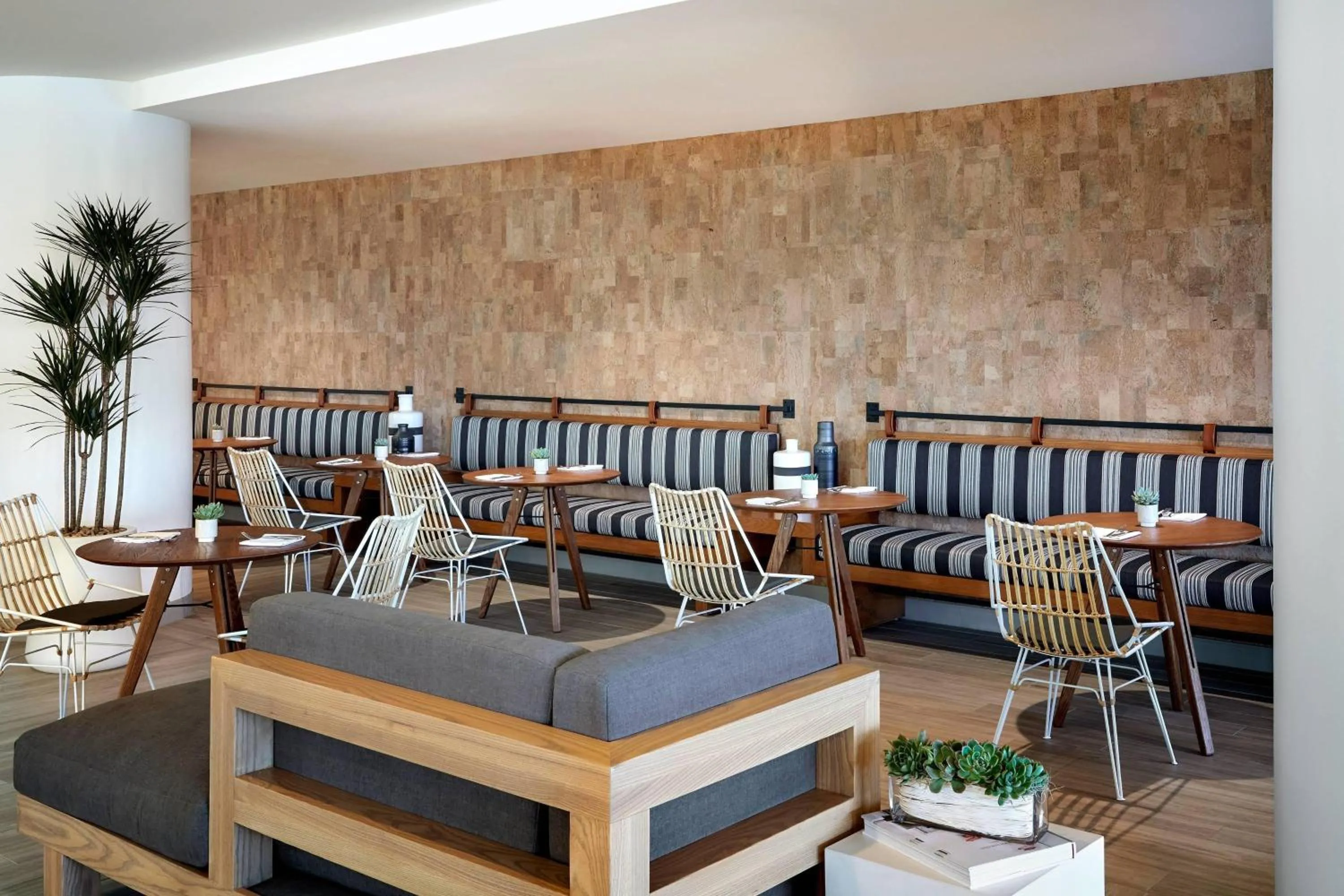 Lounge or bar in Westdrift Manhattan Beach, Autograph Collection