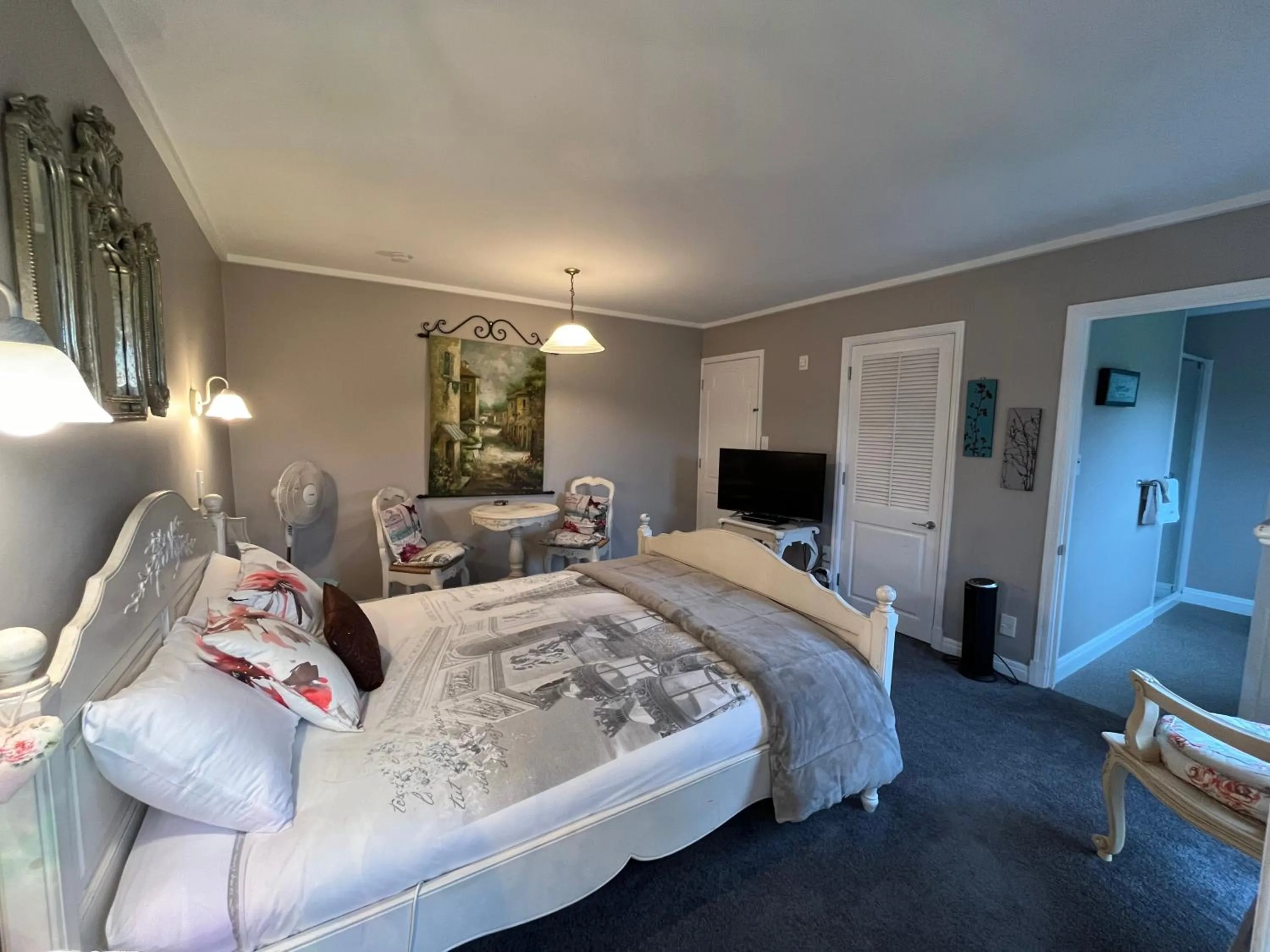 Bed in Tudor Manor Bed & Breakfast