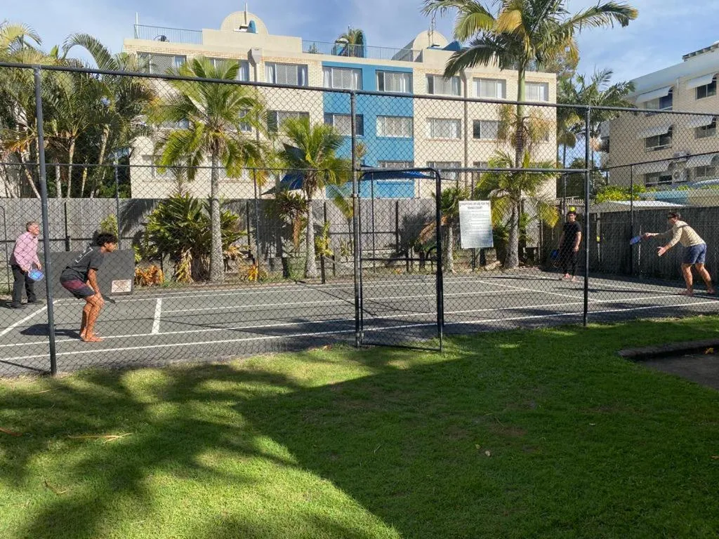 Tennis court in Kalua Holiday Apartments