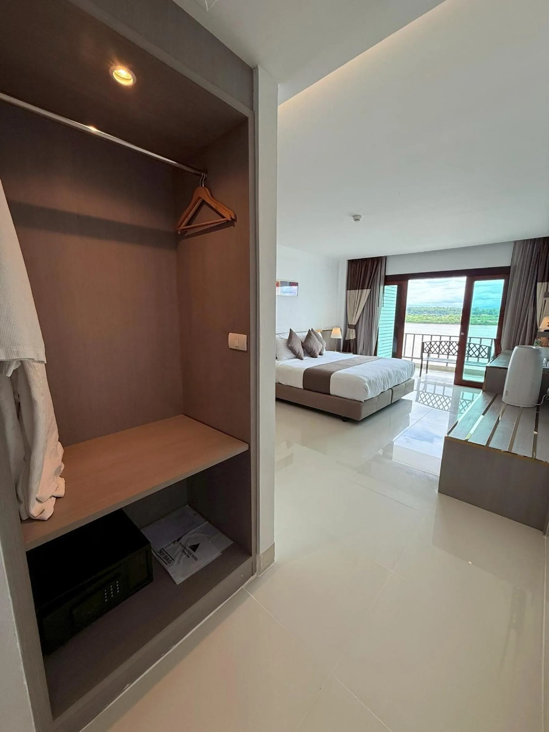 wardrobe, Bed in Siam Triangle Hotel Chiang Sean