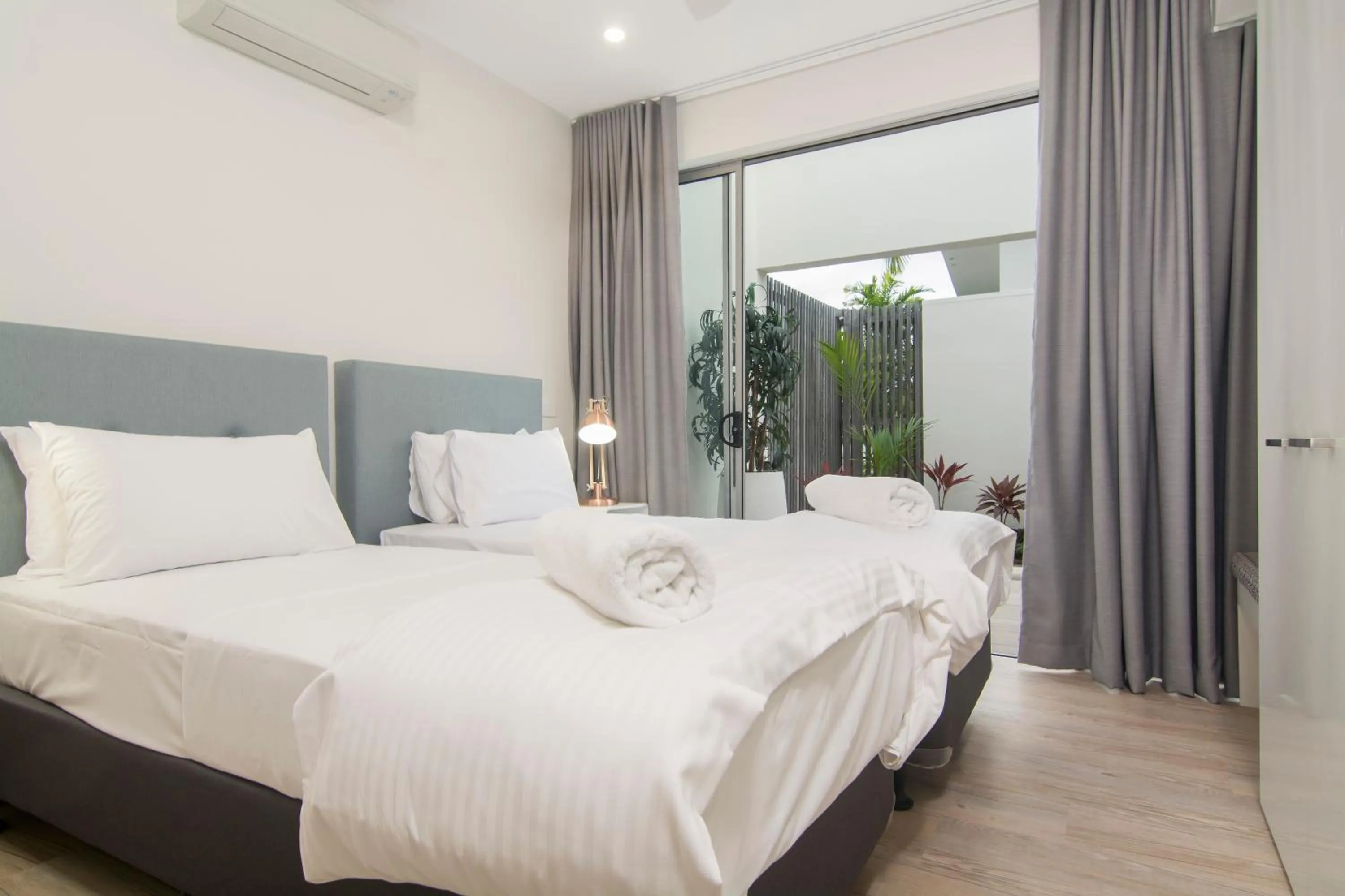 Photo of the whole room, Bed in Pool Resort Port Douglas