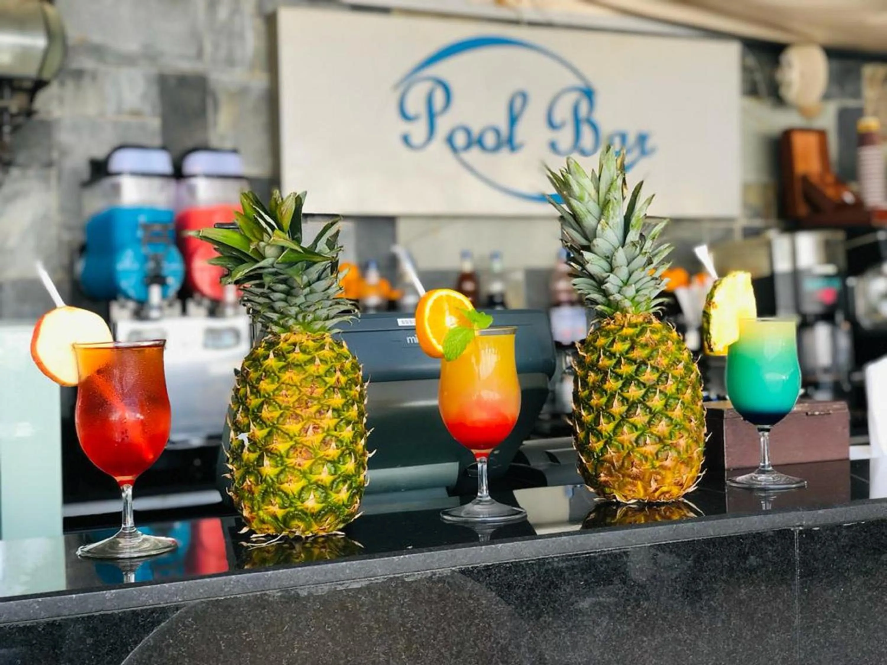 Restaurant/places to eat in Two Seasons Hotel & Apartments