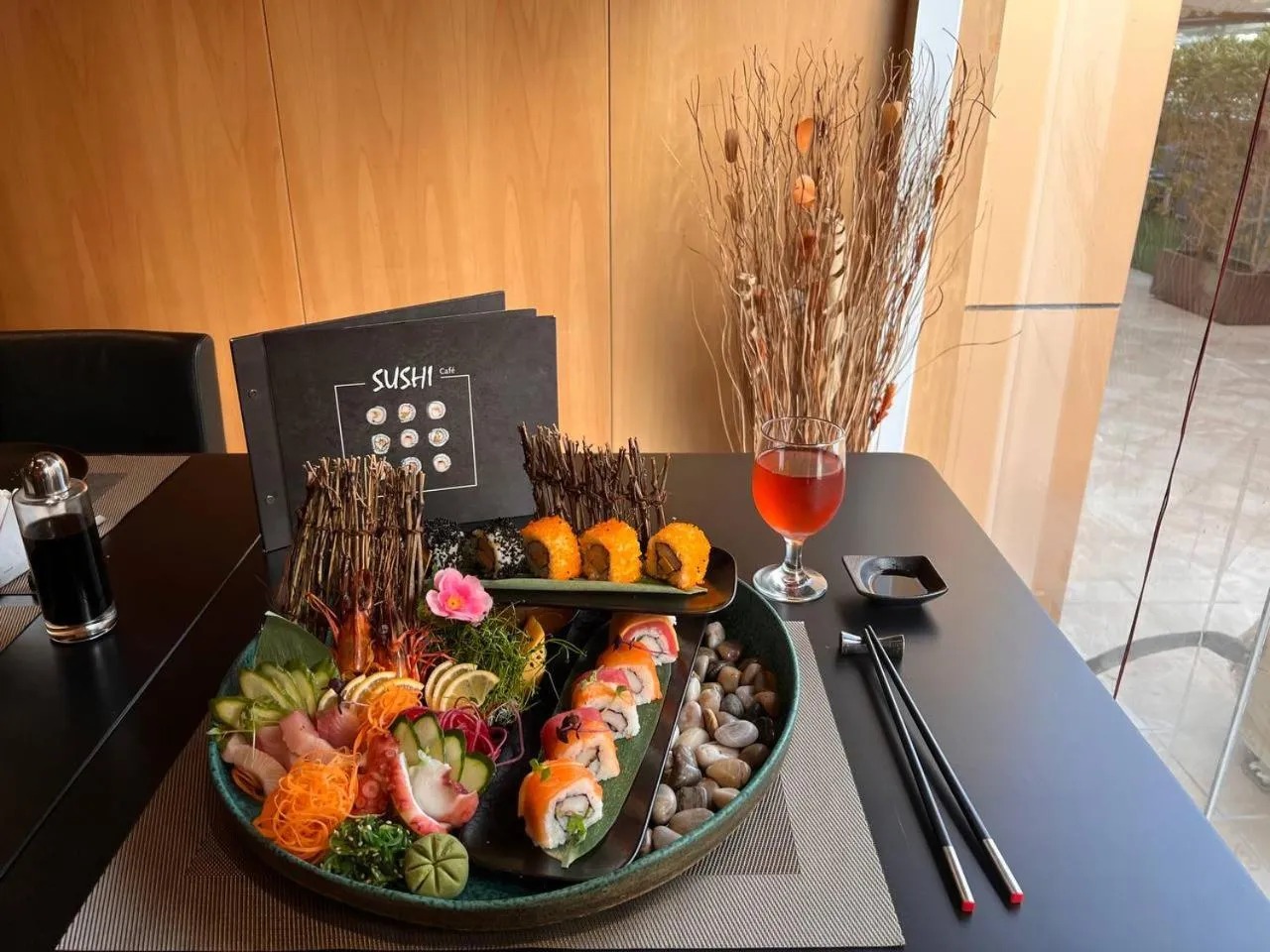 Restaurant/places to eat in Two Seasons Hotel & Apartments