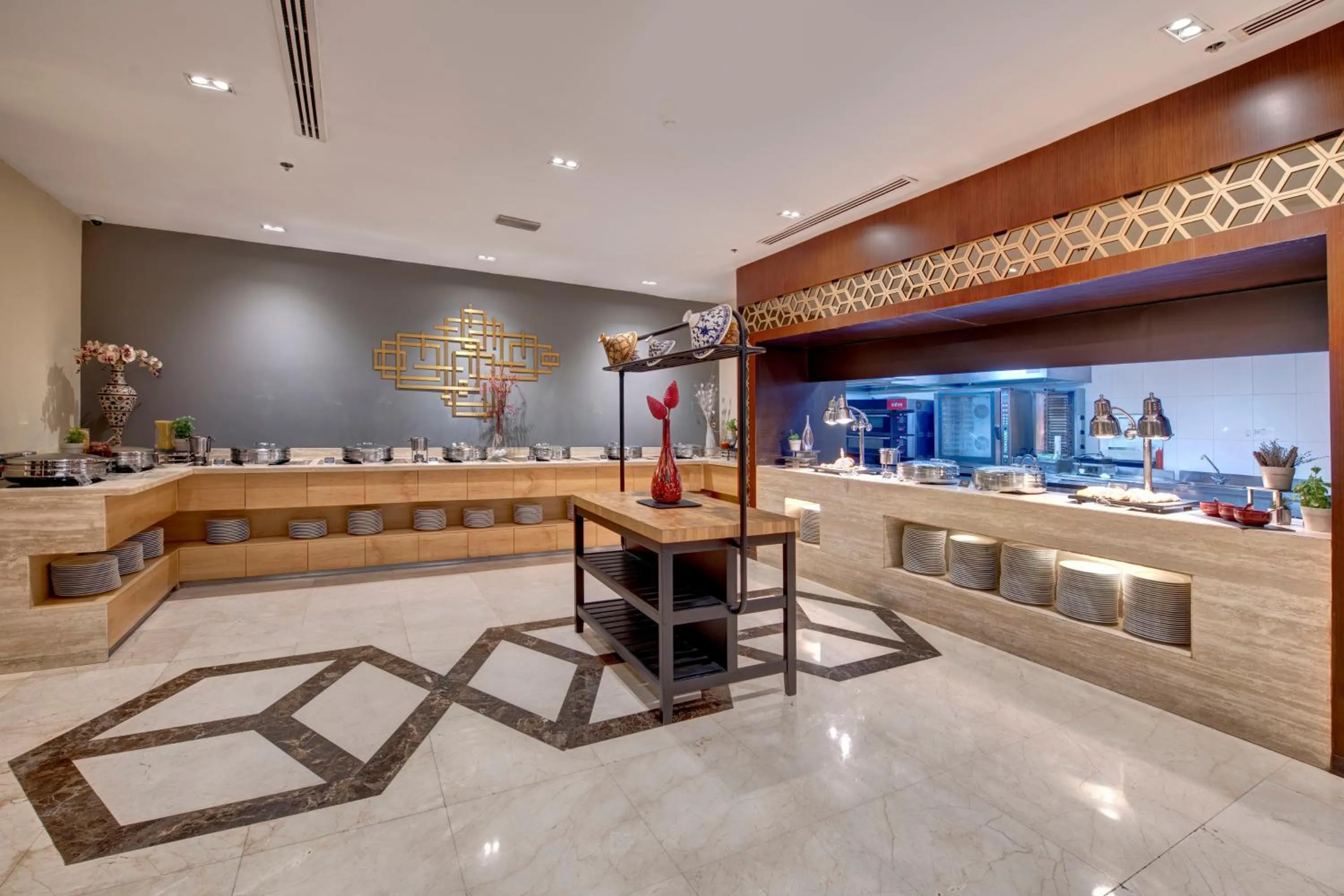 Restaurant/places to eat in Two Seasons Hotel & Apartments